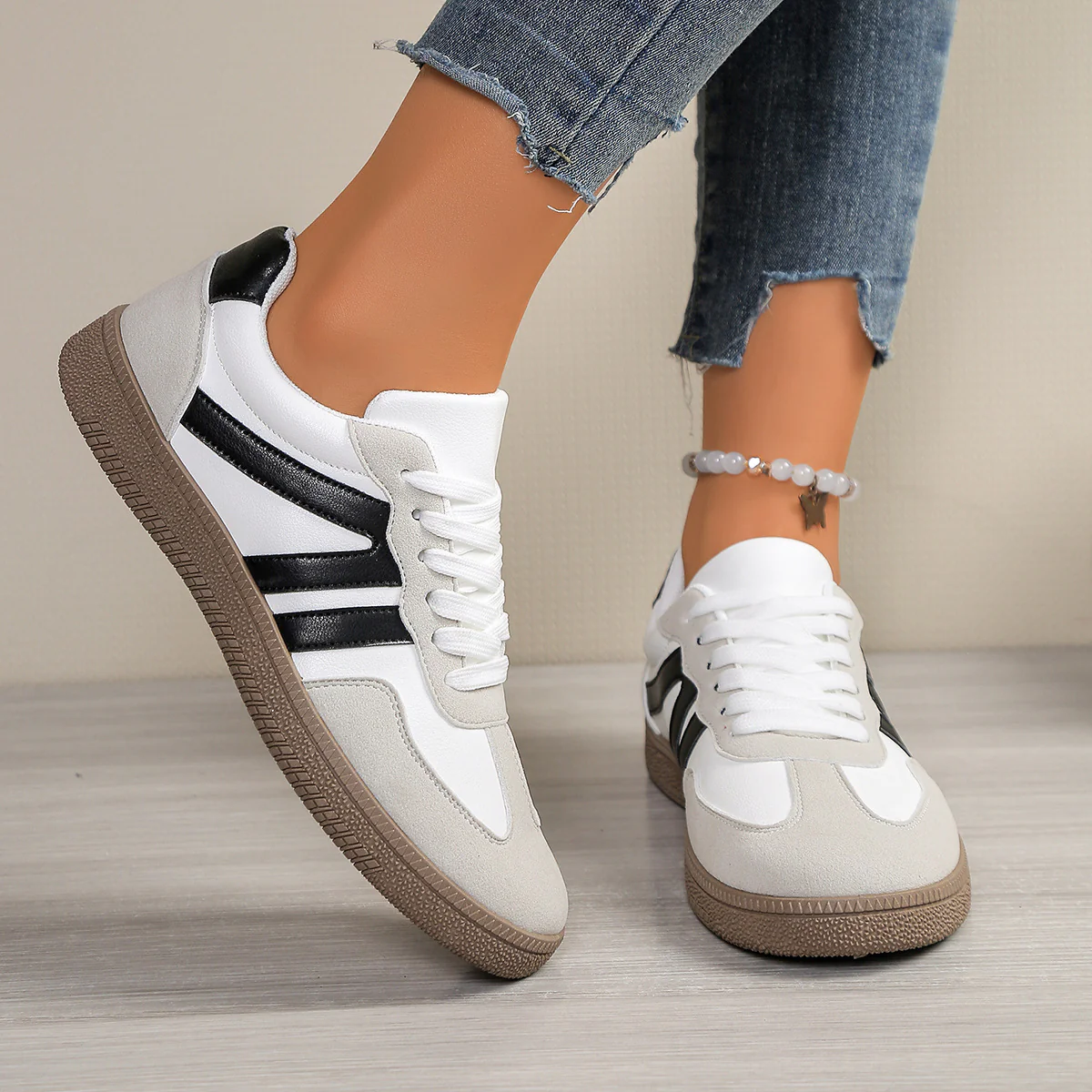 Damen Retro-inspirierte Sneakers mit sportlichem Design und einzigartigen Akzenten Heidi Mode - Image 2