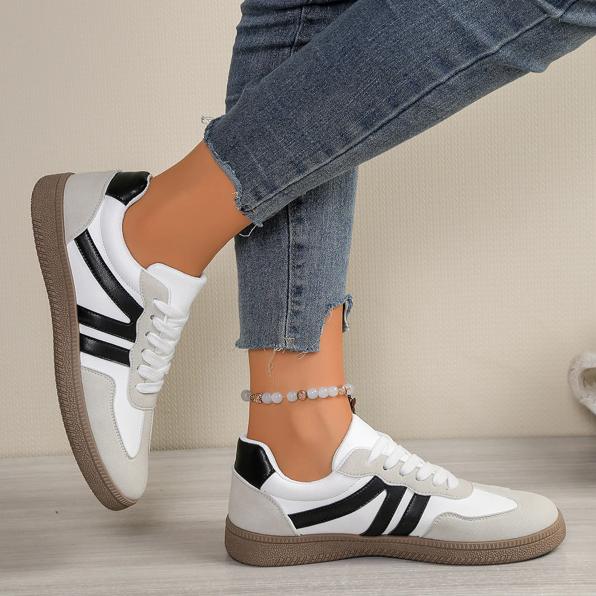 Damen Retro-inspirierte Sneakers mit sportlichem Design und einzigartigen Akzenten Heidi Mode - Image 3