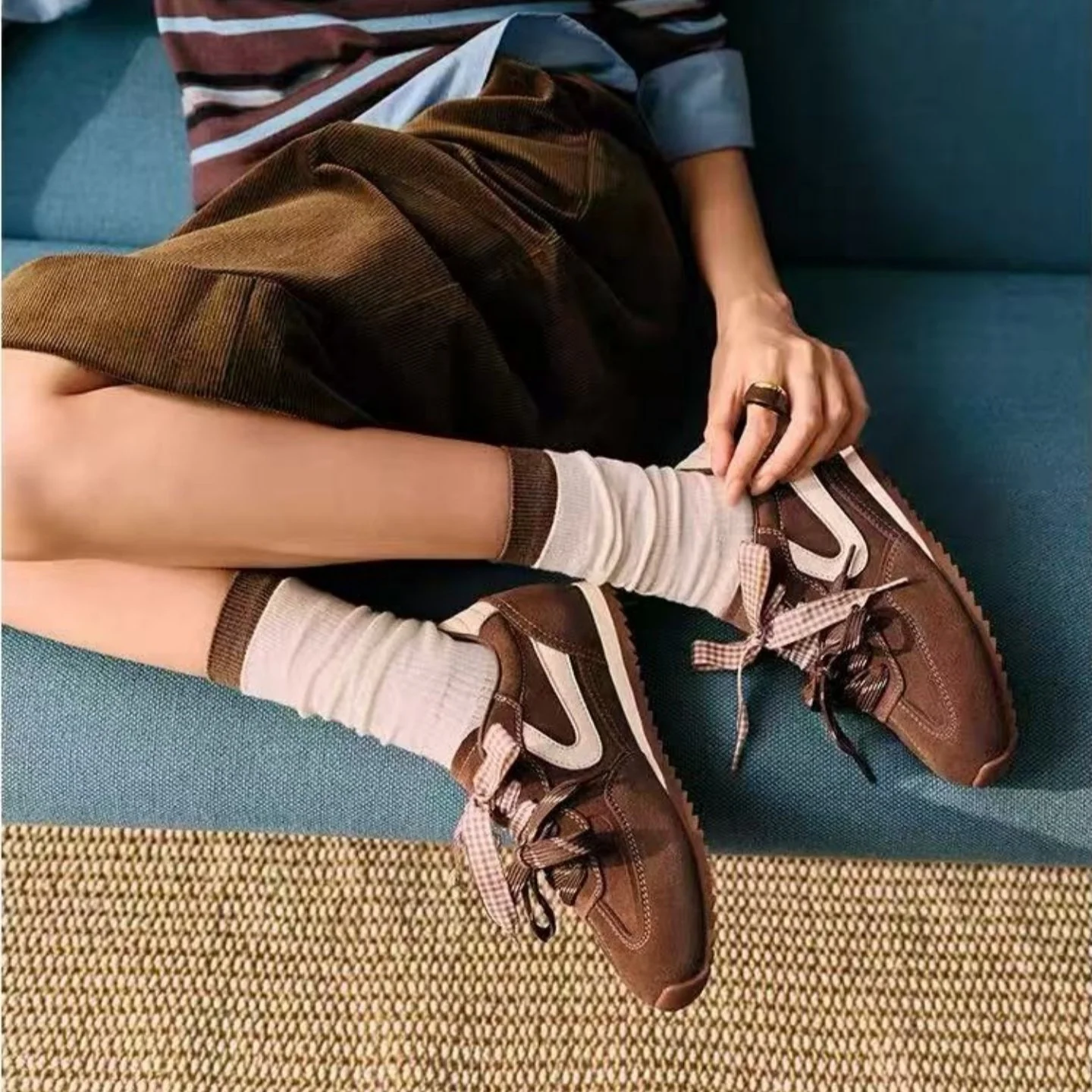 Damen Retro Sneakers mit hochwertigem Wildleder und modischem Riemen Heidi Mode - Image 4