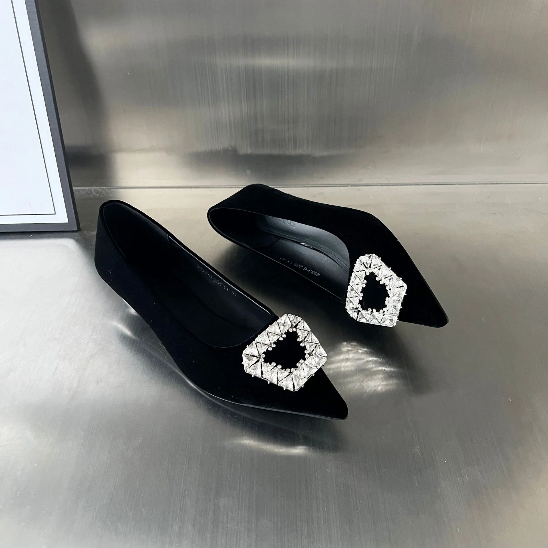 Damen Samt Ballerinas mit glamourösem Schmuckdetail Heidi Mode - Image 3