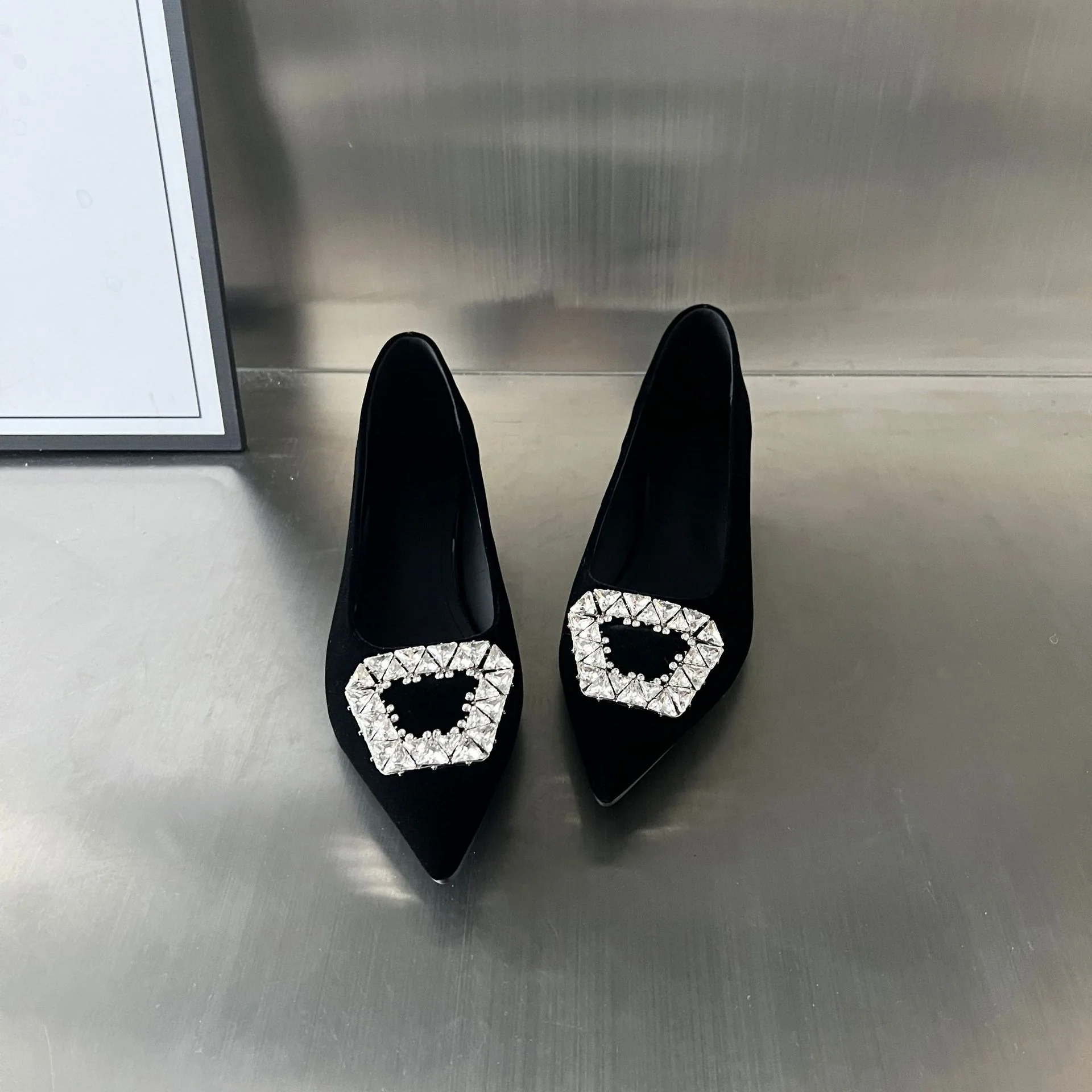 Damen Samt Ballerinas mit glamourösem Schmuckdetail Heidi Mode - Image 5