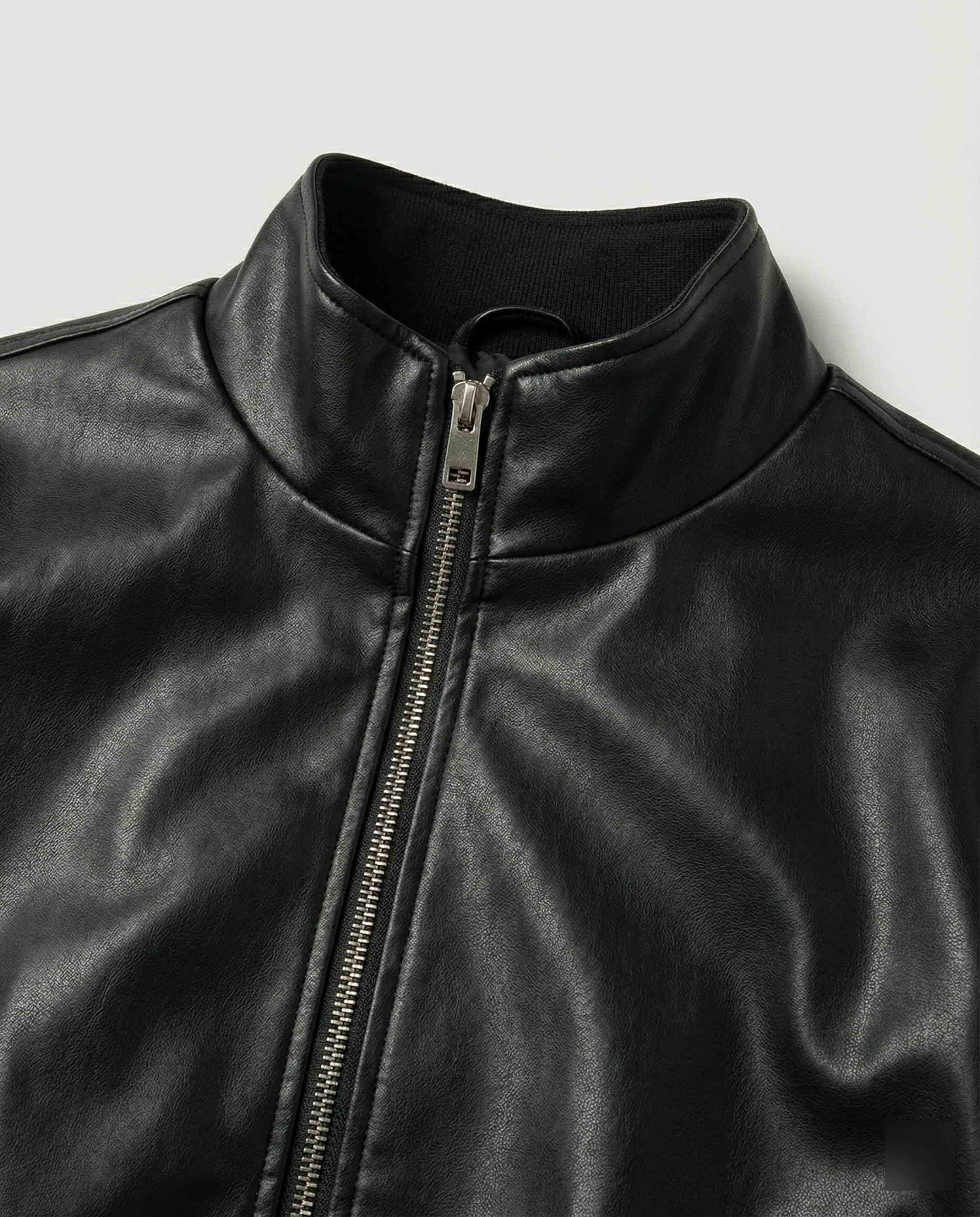 Damen schlanker Vegan-Lederblouson mit schimmernder Kunstleder-Optik, Stehkragen und elastischem Abschluss Heidi-Mode - Image 3