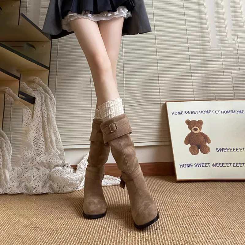 Damen Schlupfstiefel mit modischer Schnallenverzierung und elegantem Faltenwurf Heidi Mode - Image 4