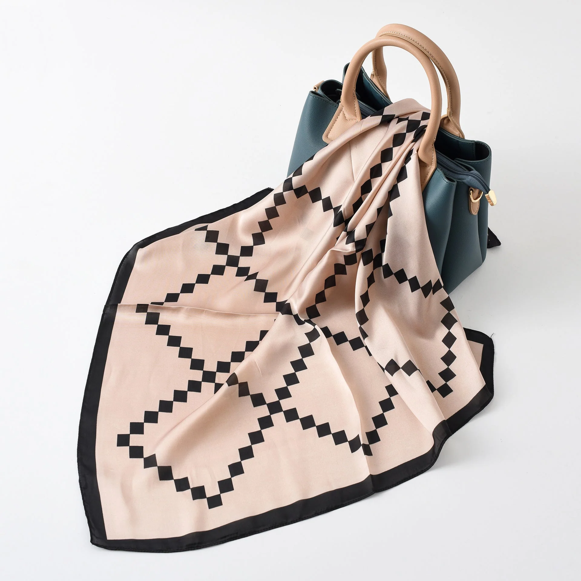 Damen Seidenschal mit Modernem Grafischen Design und Luxuriösem Glanz Heidi-Mode - Image 10