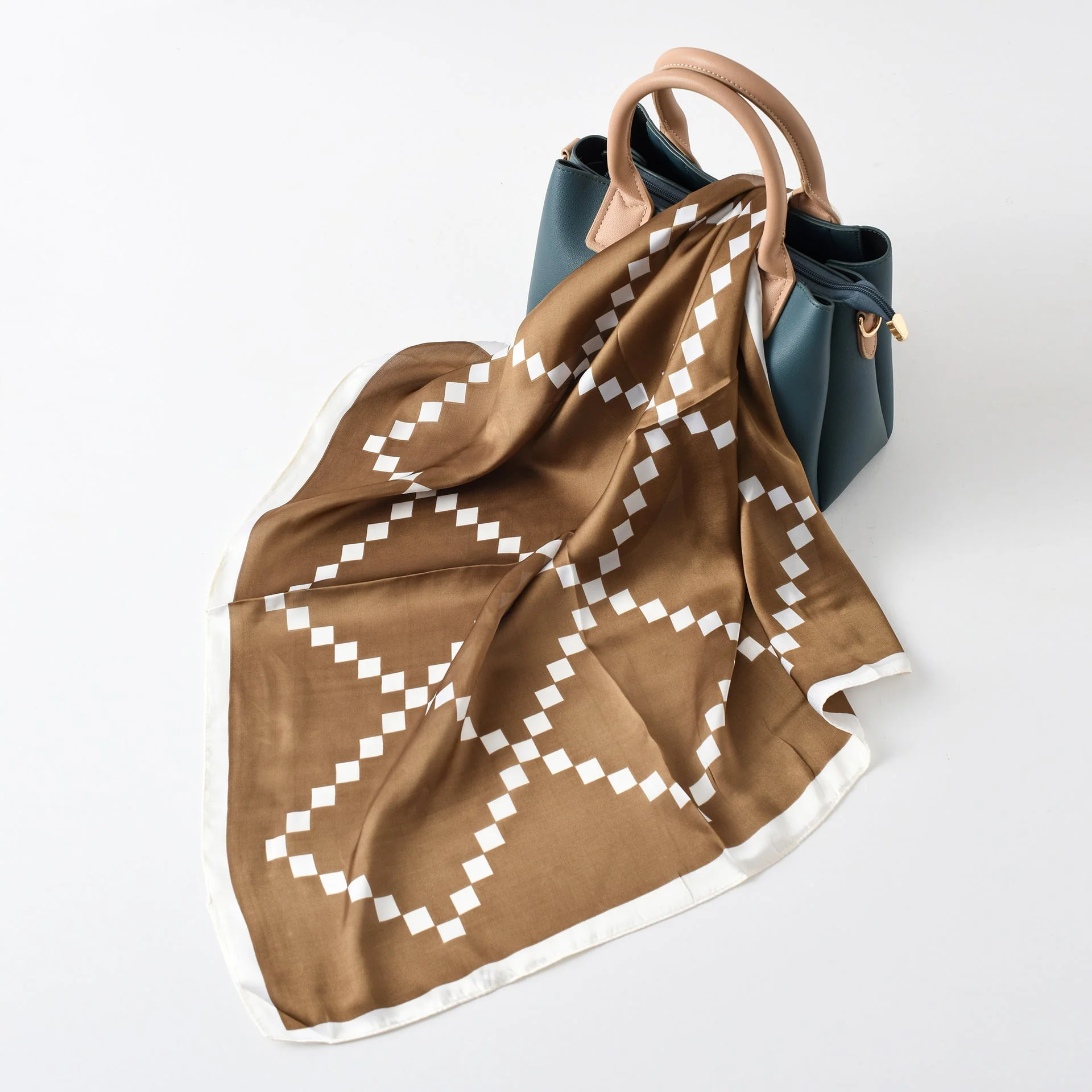 Damen Seidenschal mit Modernem Grafischen Design und Luxuriösem Glanz Heidi-Mode - Image 2