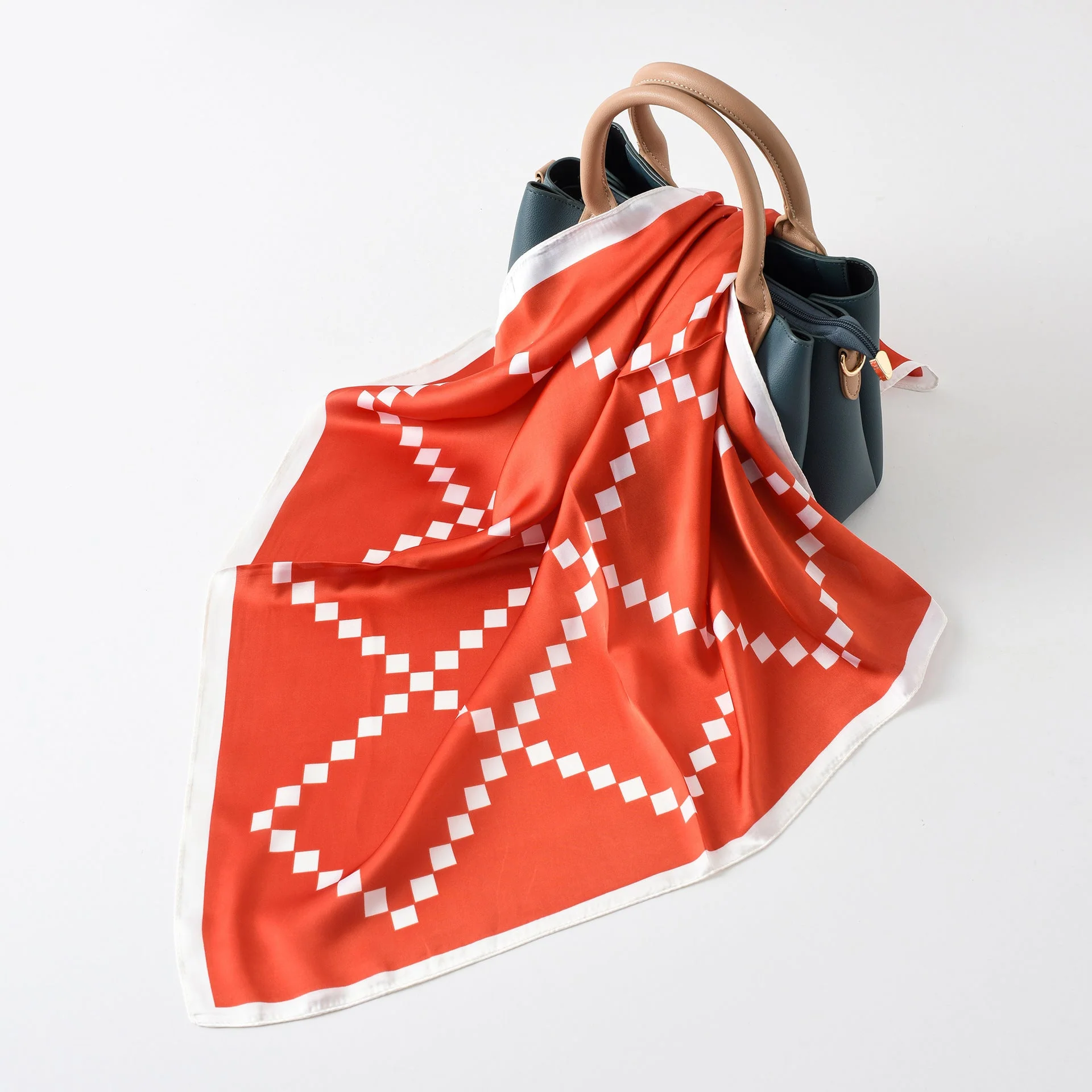 Damen Seidenschal mit Modernem Grafischen Design und Luxuriösem Glanz Heidi-Mode - Image 3