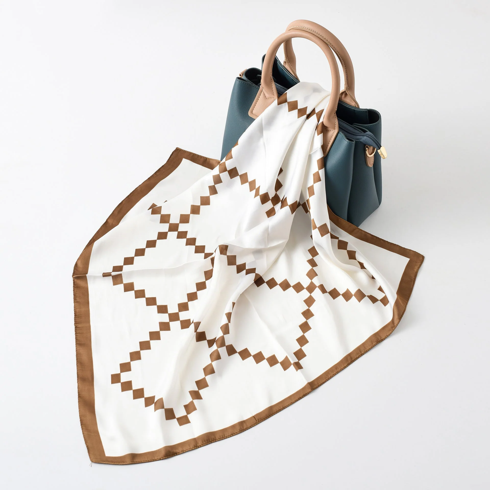 Damen Seidenschal mit Modernem Grafischen Design und Luxuriösem Glanz Heidi-Mode - Image 5
