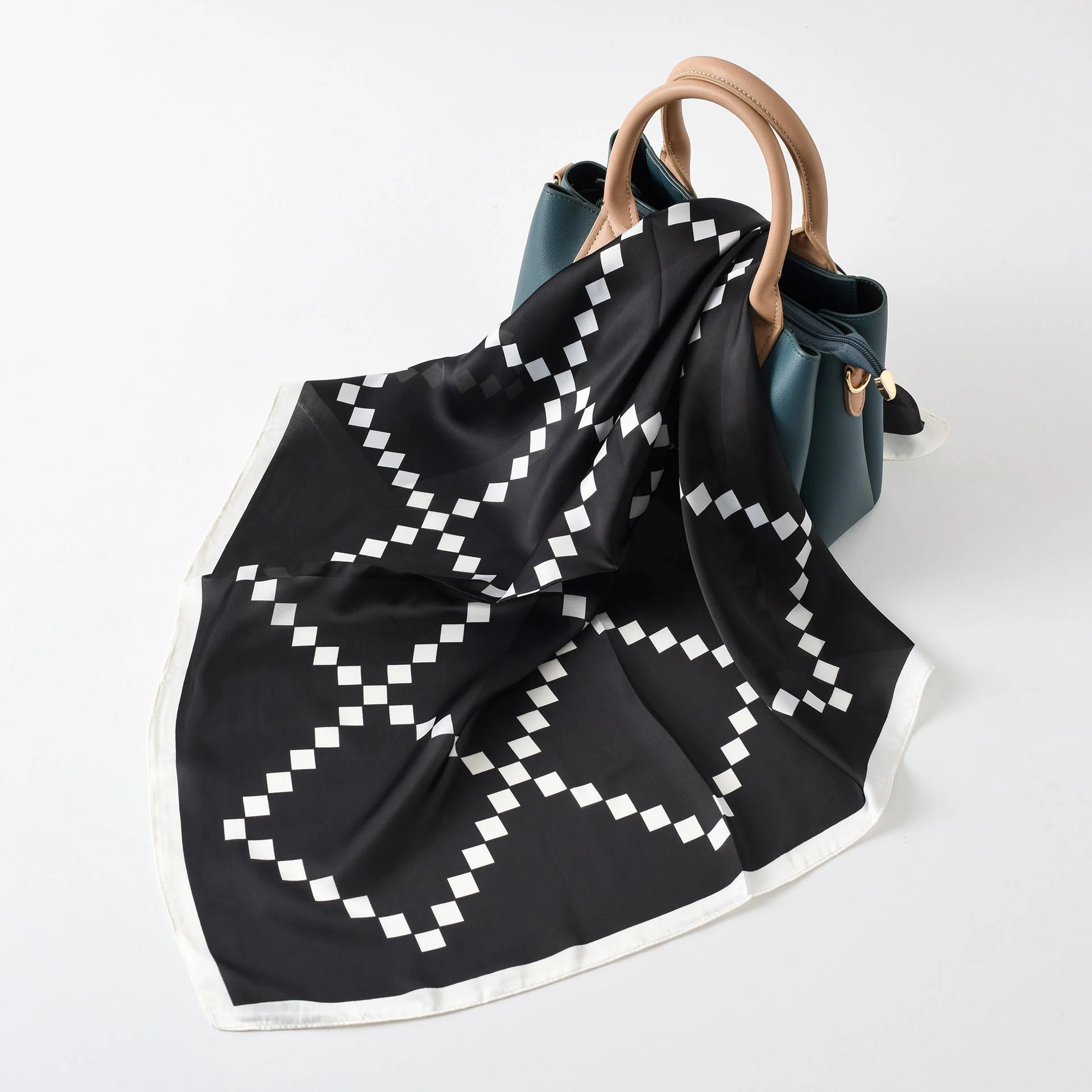 Damen Seidenschal mit Modernem Grafischen Design und Luxuriösem Glanz Heidi-Mode - Image 8
