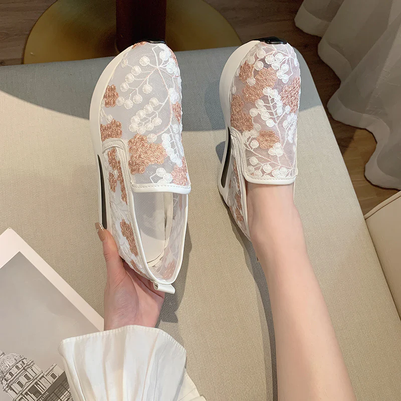 Damen Slip-On Sneaker mit modischem Blumenmusterdetail und bequemer Sohle Heidi Mode - Image 3