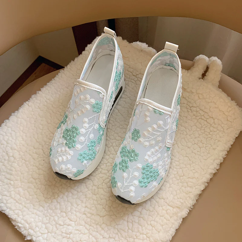 Damen Slip-On Sneaker mit modischem Blumenmusterdetail und bequemer Sohle Heidi Mode - Image 4