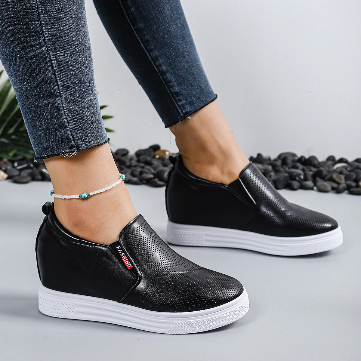 Damen Slip-On Sneakers mit atmungsaktiver Oberflächenstruktur und rutschfester Sohle Heidi Mode - Image 3