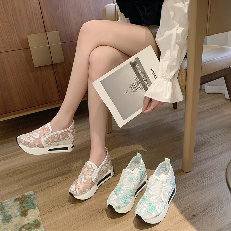 Damen Slip-On Sneakers mit floralem Spitzen-Design und bequemem Innenfutter Heidi Mode - Image 3