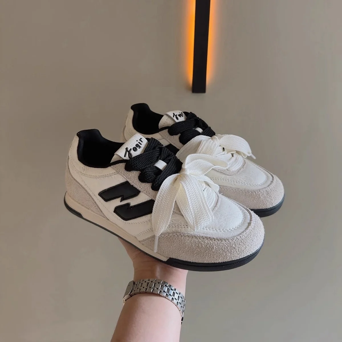Damen Sneaker mit auffälligem Band und sportlichem Design Heidi Mode - Image 2