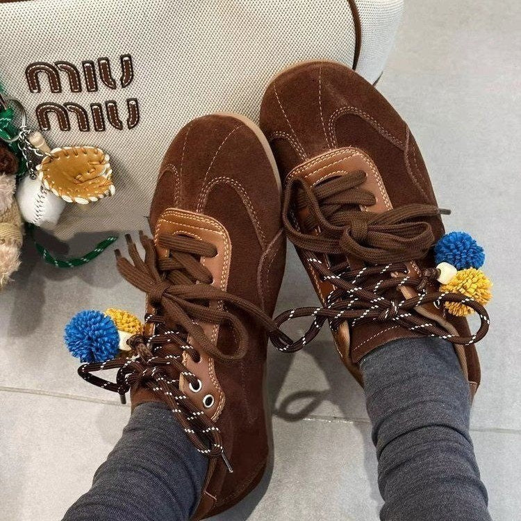 Damen Sneaker mit bunten dekorativen Pompons und hochwertigem Wildleder Heidi Mode - Image 2