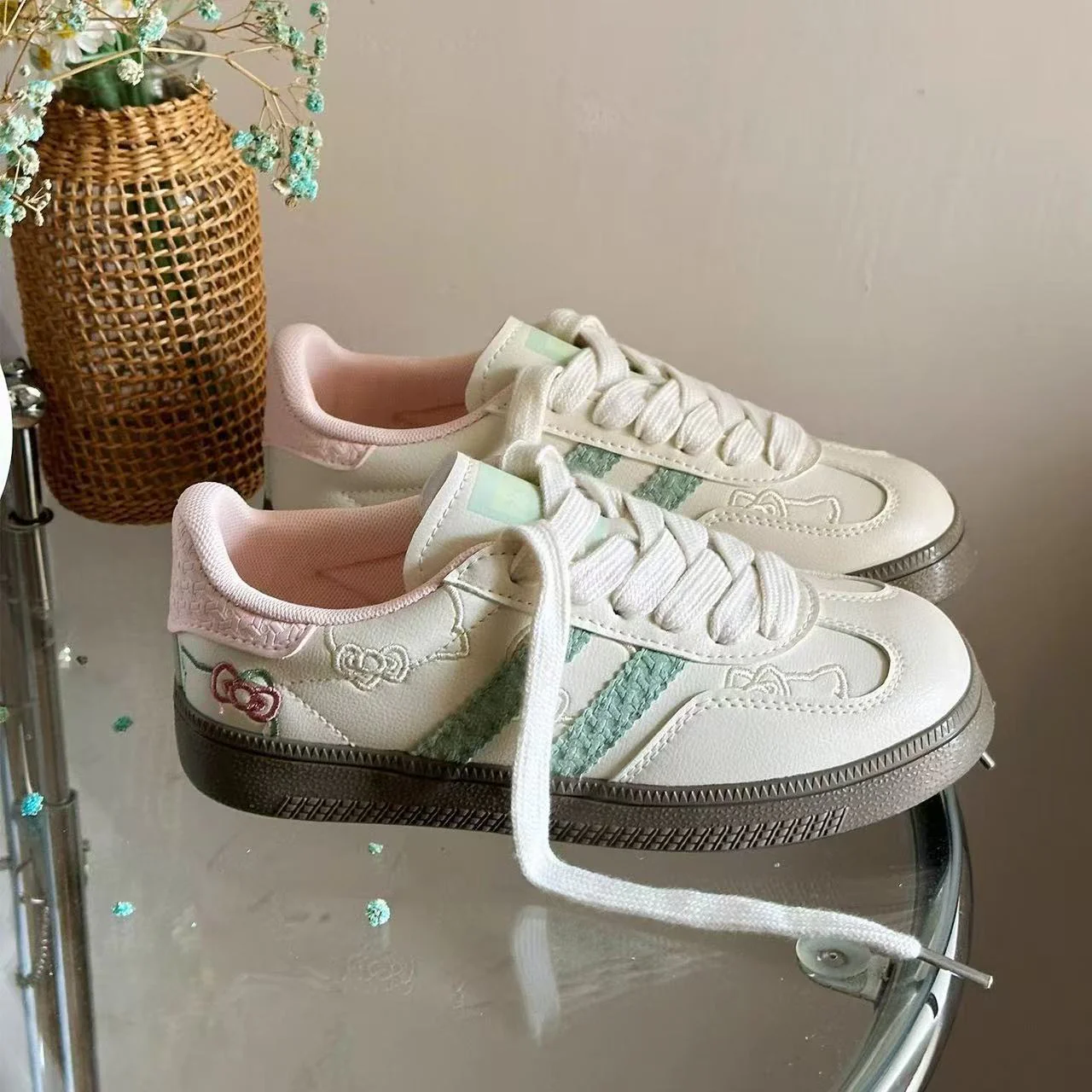 Damen Sneaker mit floralen Applikationen und elastischen Schnürsenkeln Heidi Mode - Image 3
