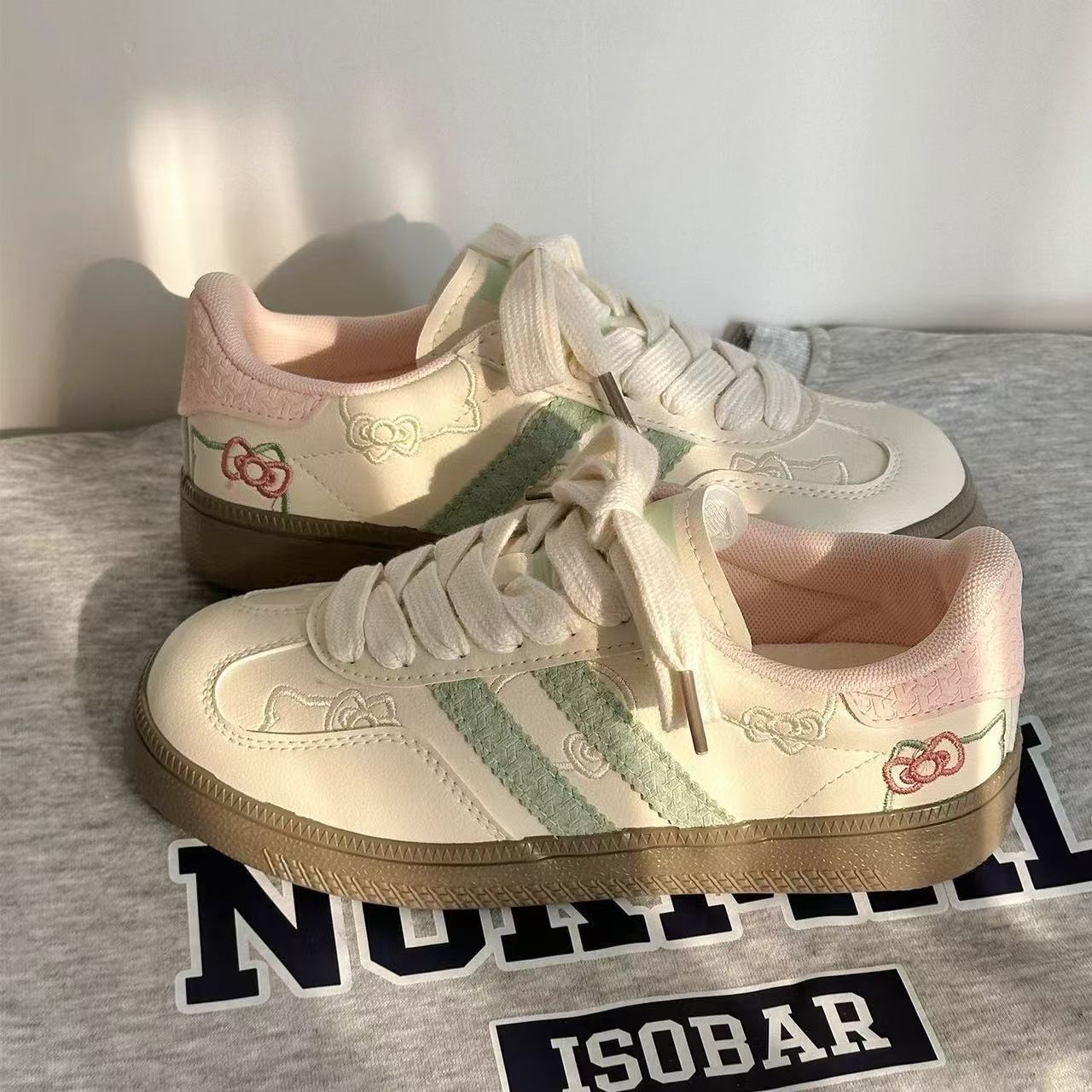 Damen Sneaker mit floralen Applikationen und elastischen Schnürsenkeln Heidi Mode - Image 4