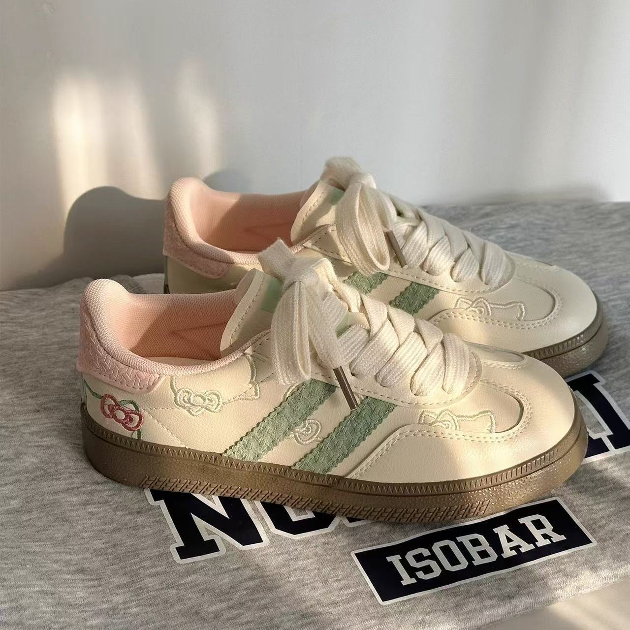 Damen Sneaker mit floralen Applikationen und elastischen Schnürsenkeln Heidi Mode - Image 5