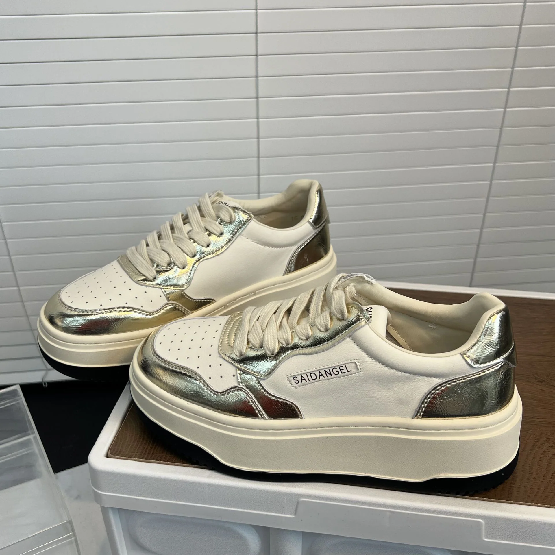Damen Sneaker mit glänzendem Obermaterial und dämpfender Sohle Heidi Mode - Image 2