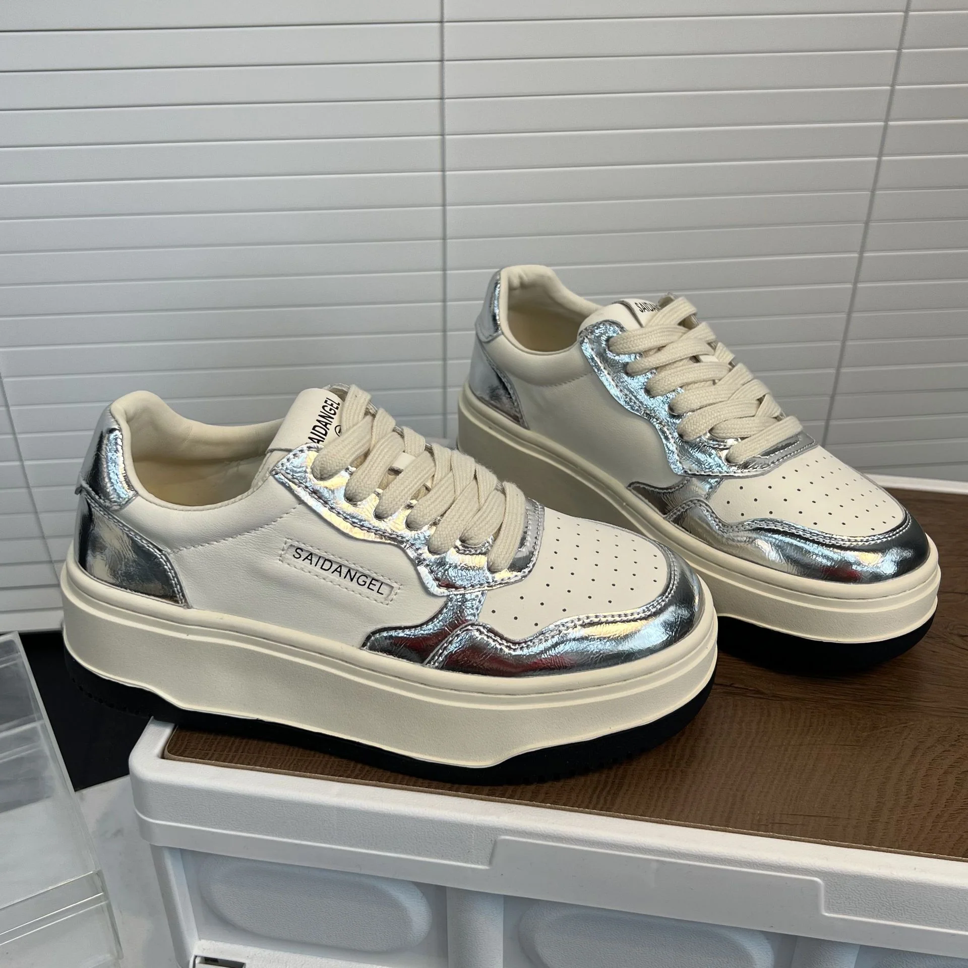 Damen Sneaker mit glänzendem Obermaterial und dämpfender Sohle Heidi Mode - Image 4