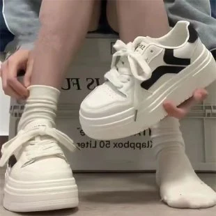 Damen Sneaker mit hochgezogener Plateausohle und atmungsaktiver Oberflächenstruktur Heidi Mode - Image 4