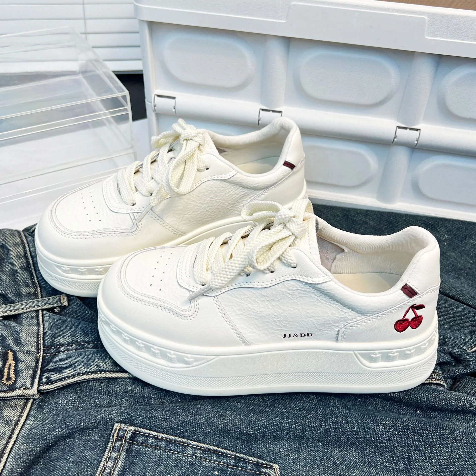 Damen Sneaker mit modischem Plateau und applikierter Kirschstickerei Heidi Mode - Image 3