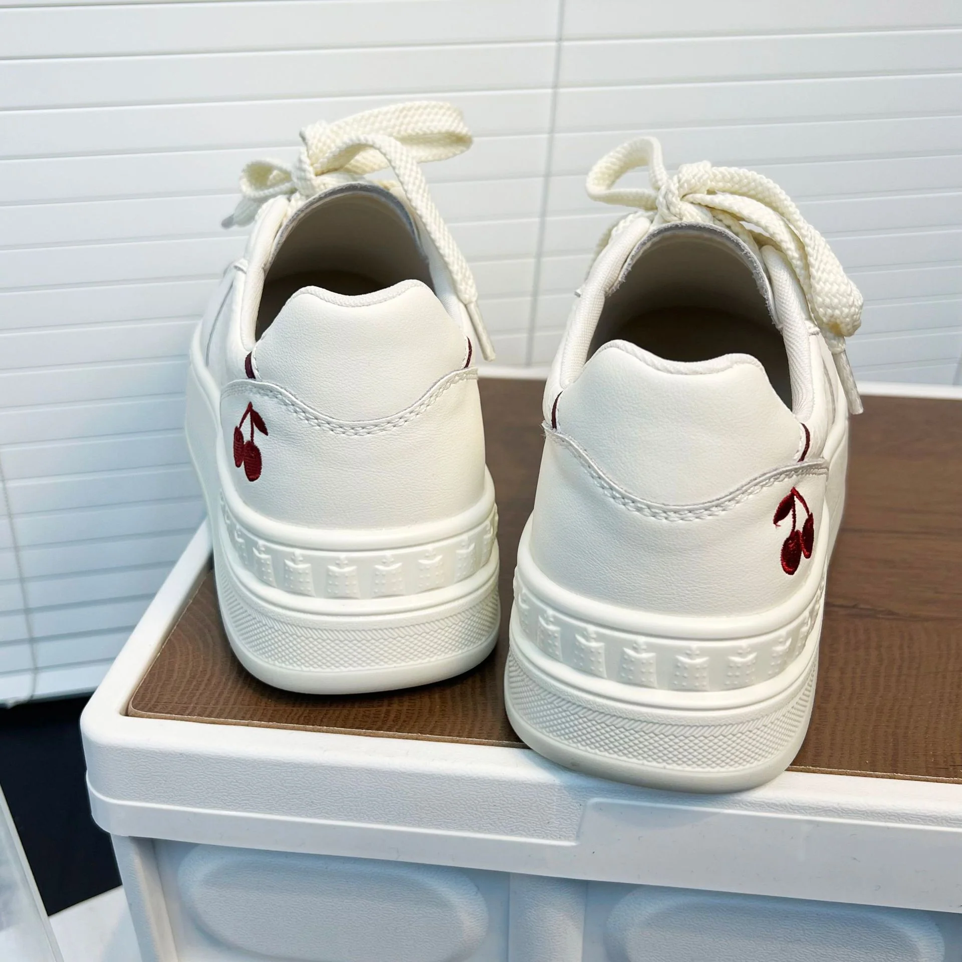 Damen Sneaker mit modischem Plateau und applikierter Kirschstickerei Heidi Mode - Image 4