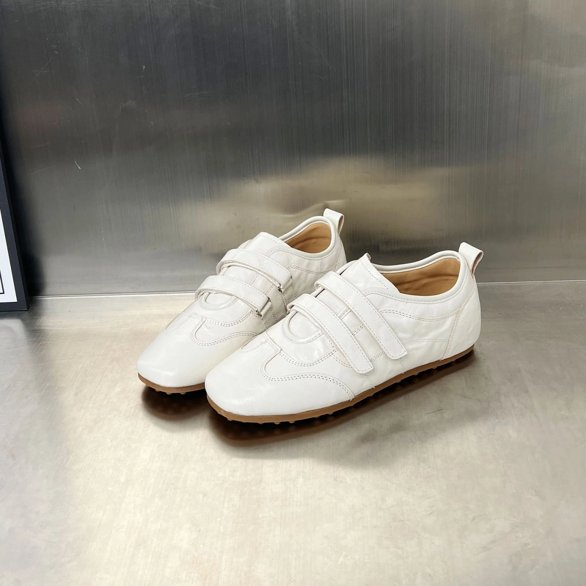 Damen Sneaker mit praktischem Klettverschluss und glänzender Oberfläche Heidi Mode - Image 2