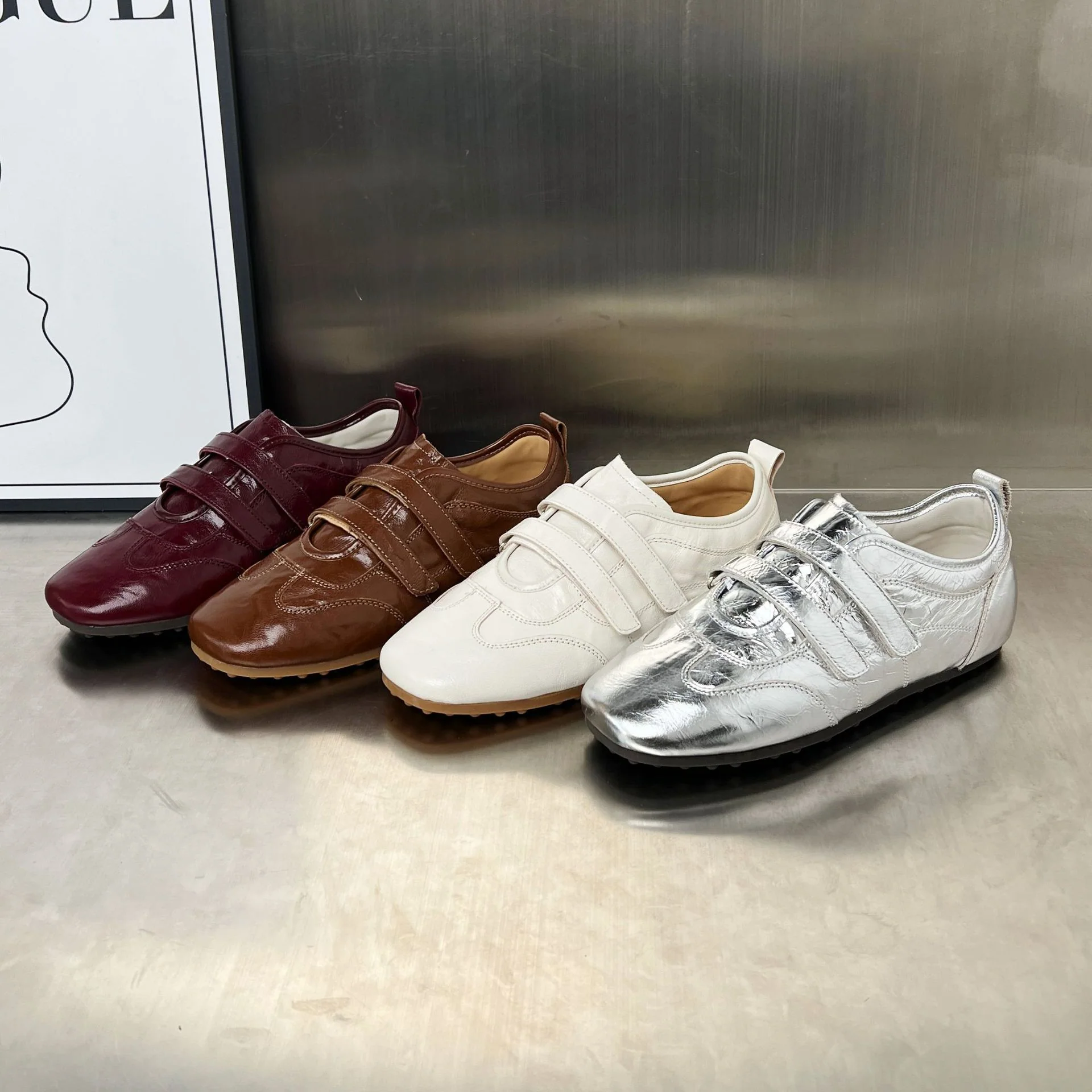 Damen Sneaker mit praktischem Klettverschluss und glänzender Oberfläche Heidi Mode - Image 3