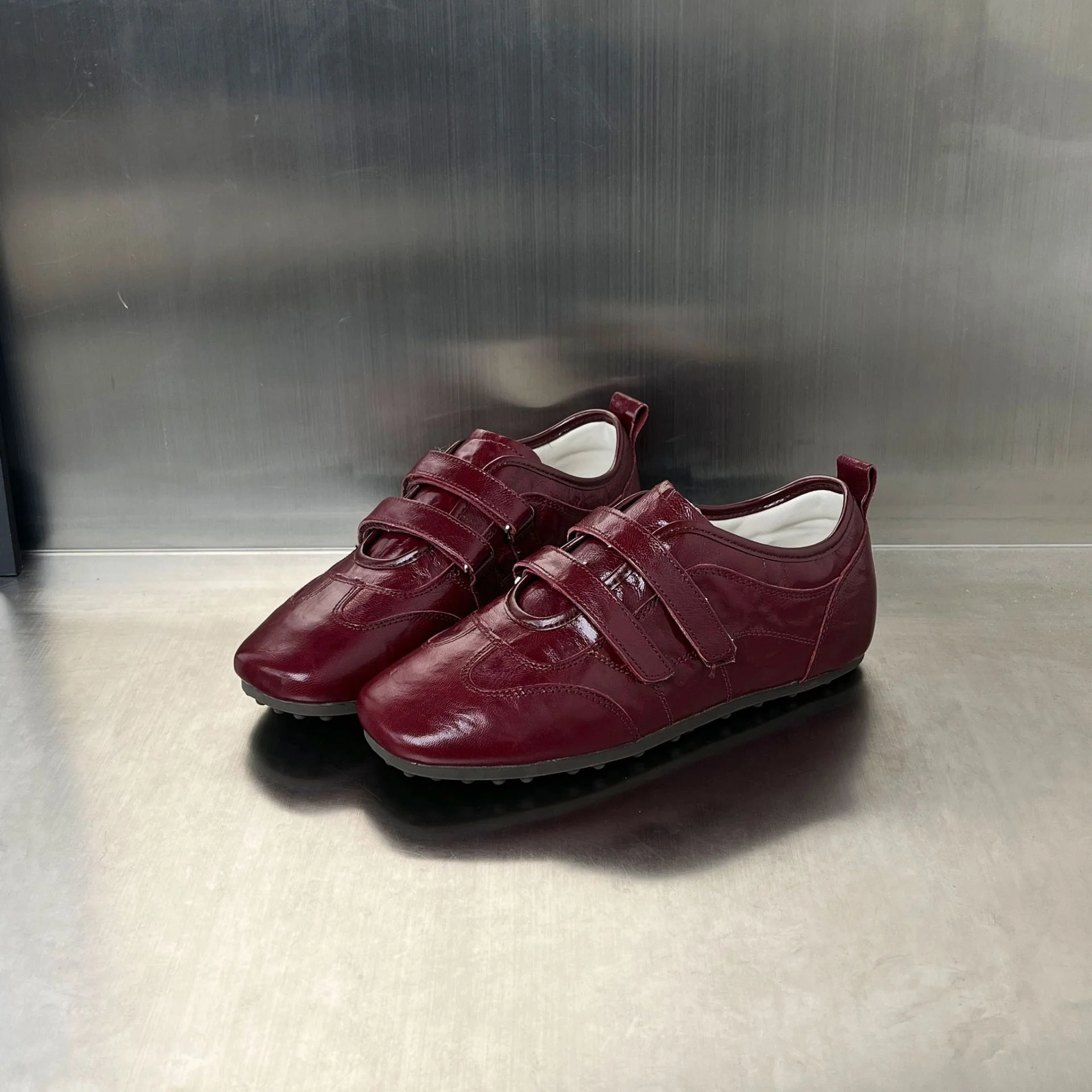 Damen Sneaker mit praktischem Klettverschluss und glänzender Oberfläche Heidi Mode - Image 4