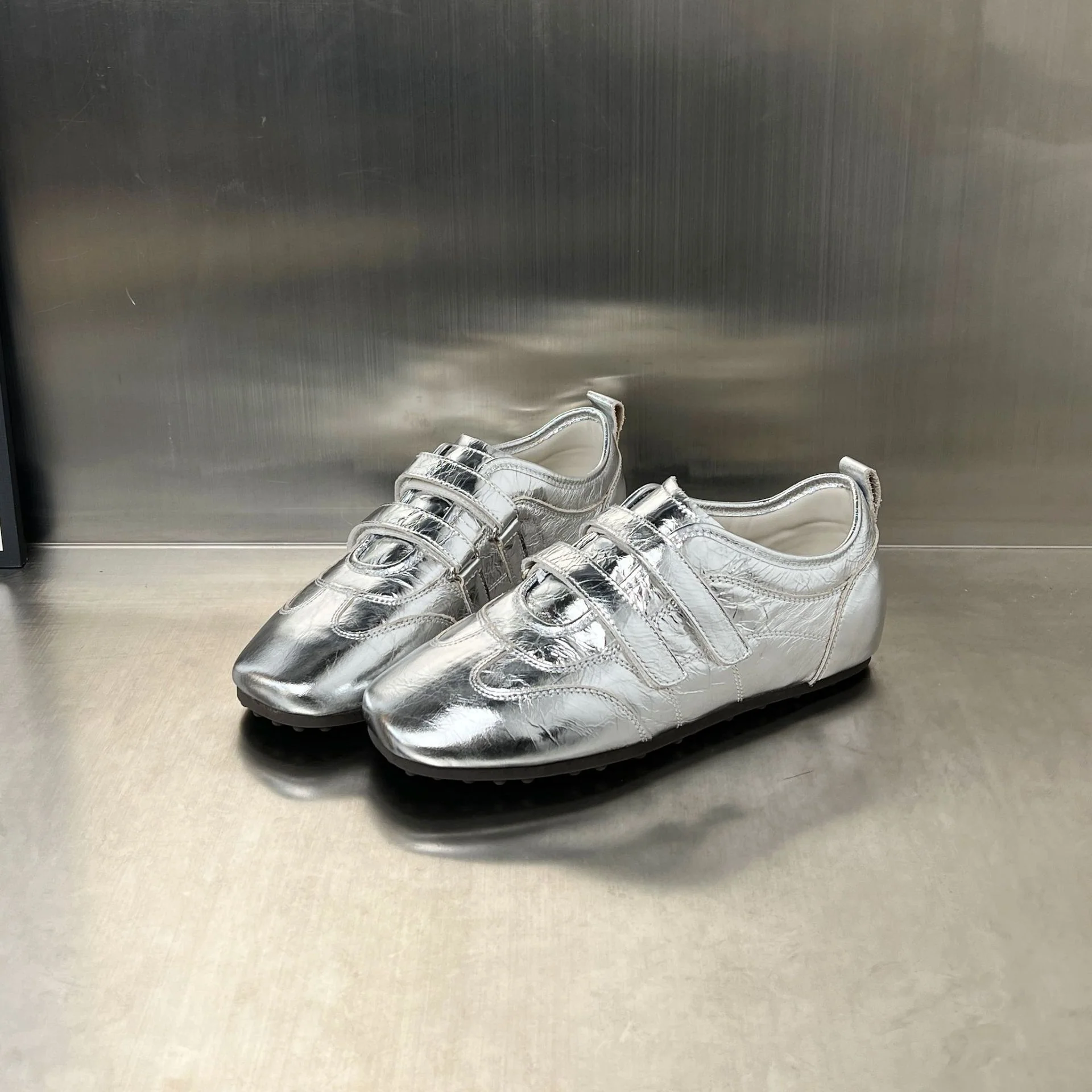 Damen Sneaker mit praktischem Klettverschluss und glänzender Oberfläche Heidi Mode - Image 6