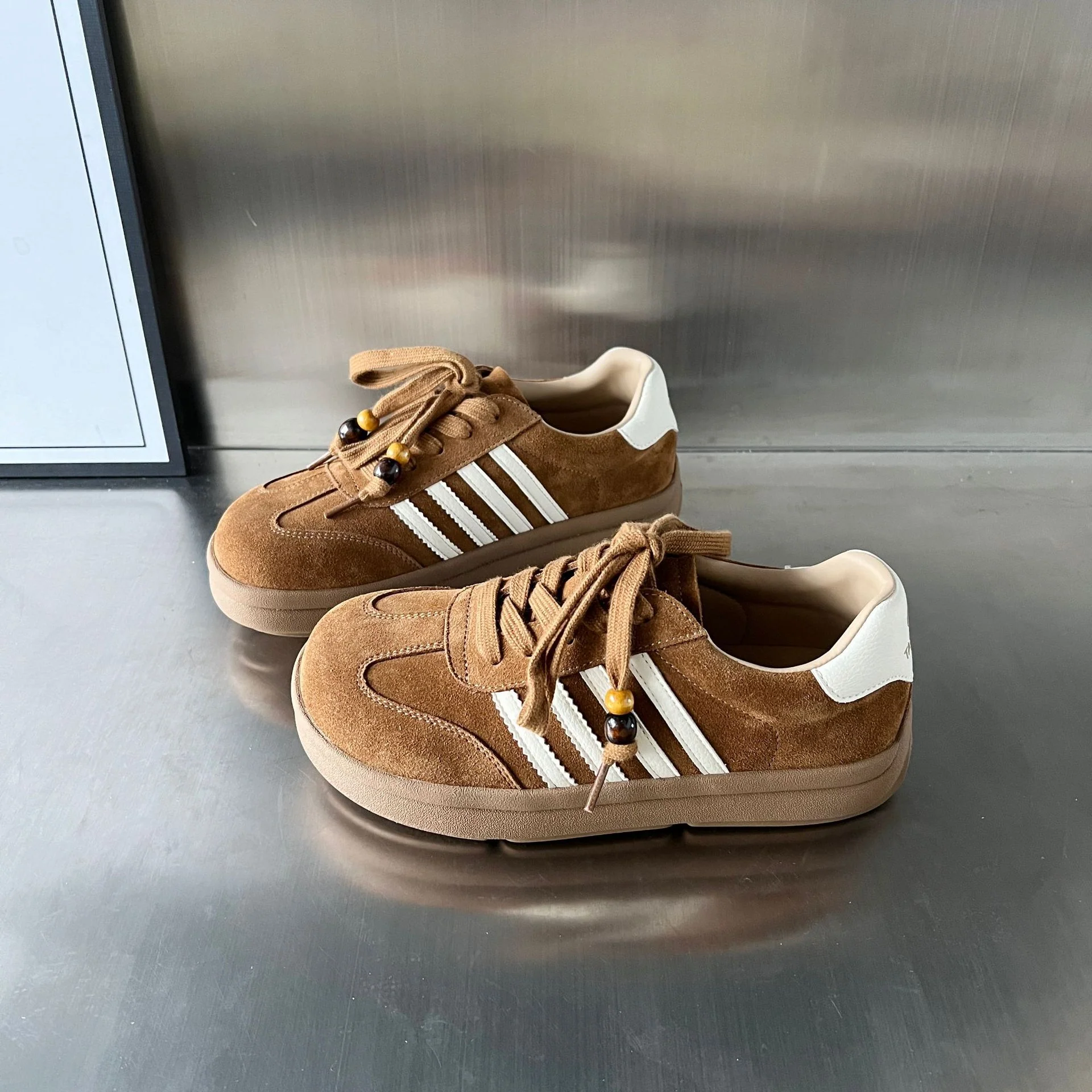 Damen Sneakers aus weichem Wildleder mit modischen Akzenten Heidi Mode - Image 3