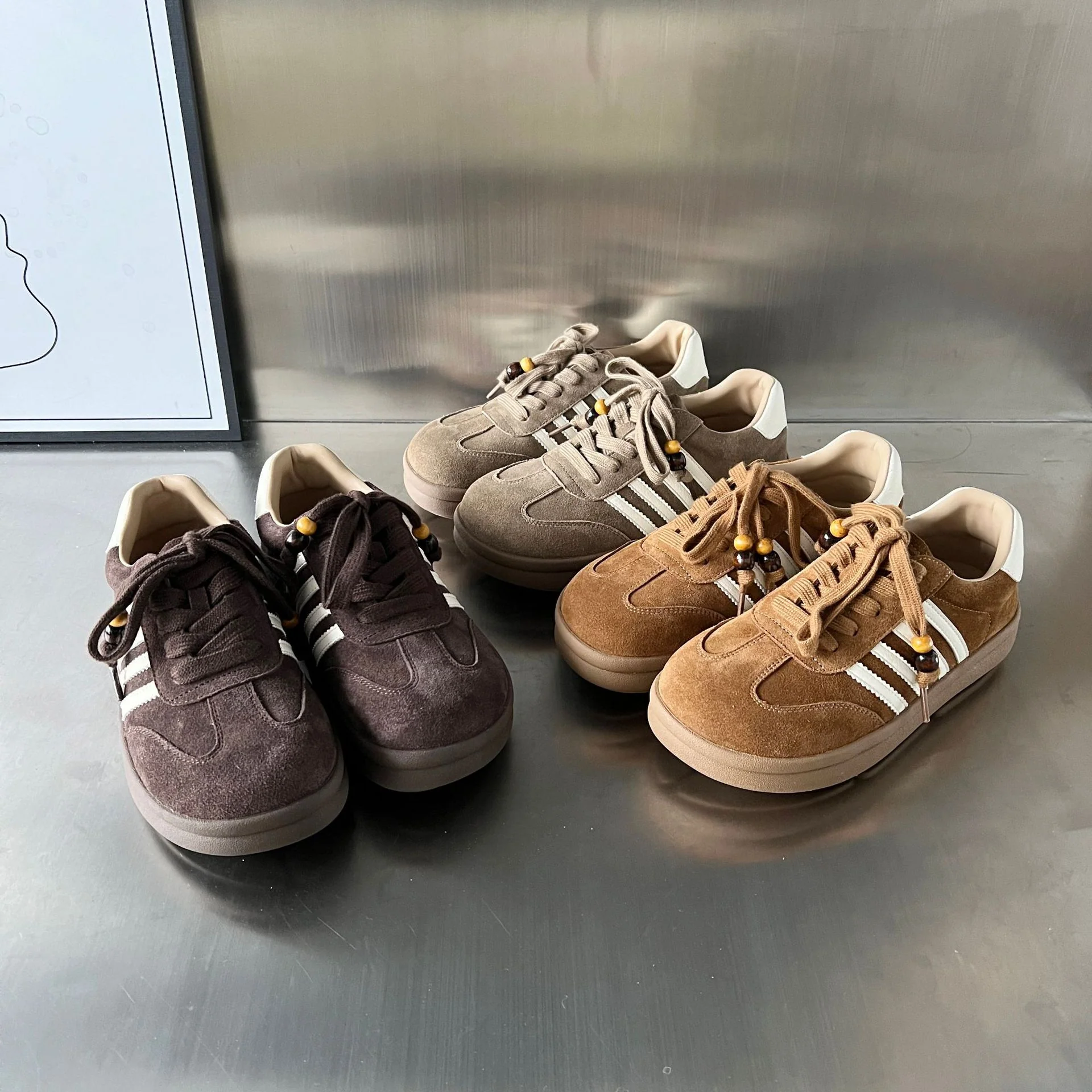 Damen Sneakers aus weichem Wildleder mit modischen Akzenten Heidi Mode - Image 4