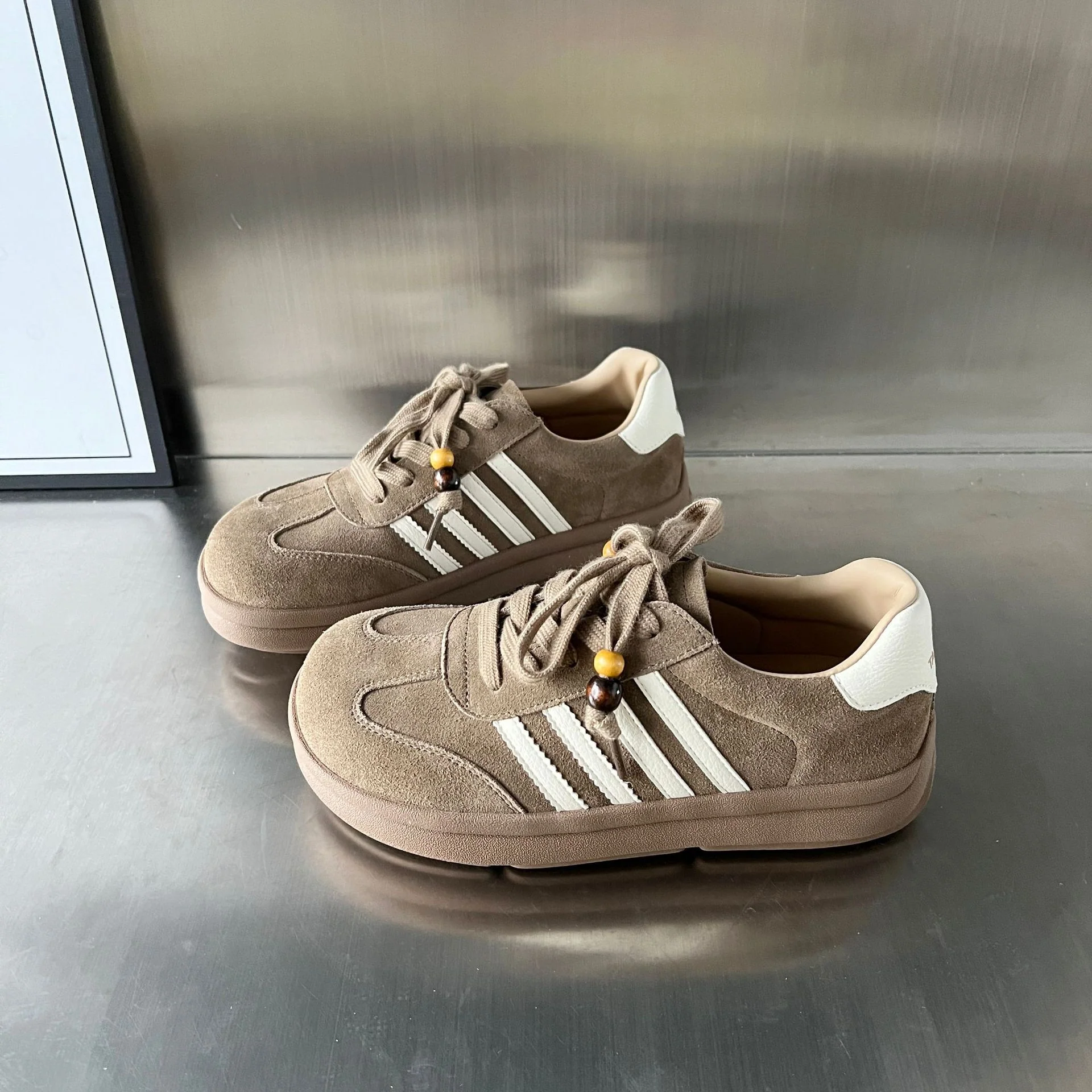 Damen Sneakers aus weichem Wildleder mit modischen Akzenten Heidi Mode - Image 7