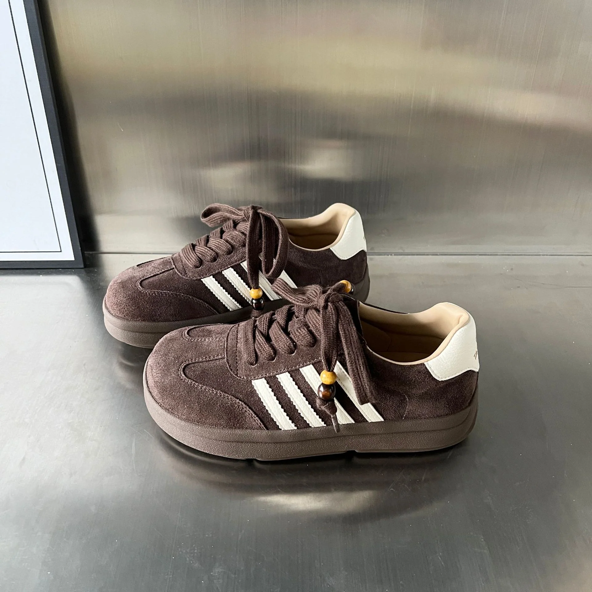 Damen Sneakers aus weichem Wildleder mit modischen Akzenten Heidi Mode - Image 8