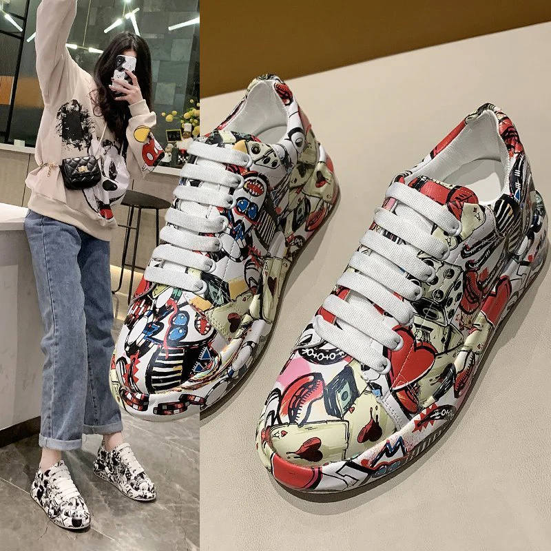 Damen Sneakers im bunten Comic-Design mit rutschfester Sohle Heidi Mode