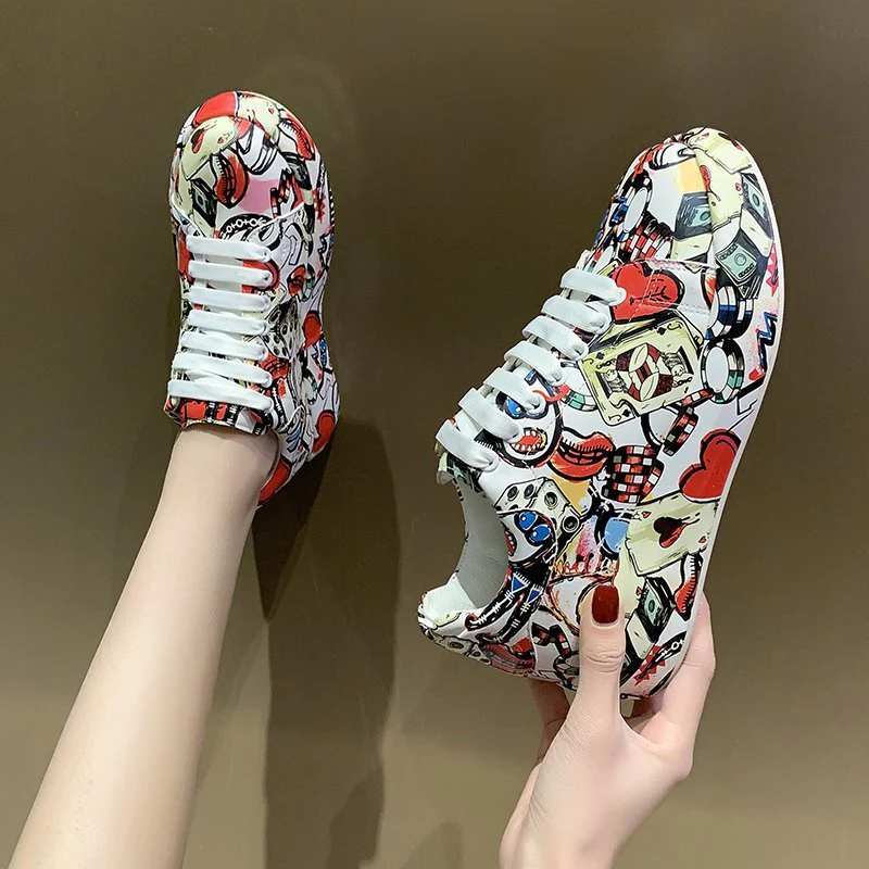 Damen Sneakers im bunten Comic-Design mit rutschfester Sohle Heidi Mode - Image 6
