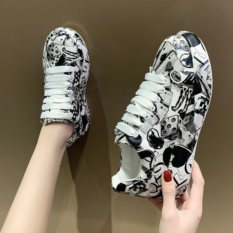 Damen Sneakers im bunten Comic-Design mit rutschfester Sohle Heidi Mode - Image 9