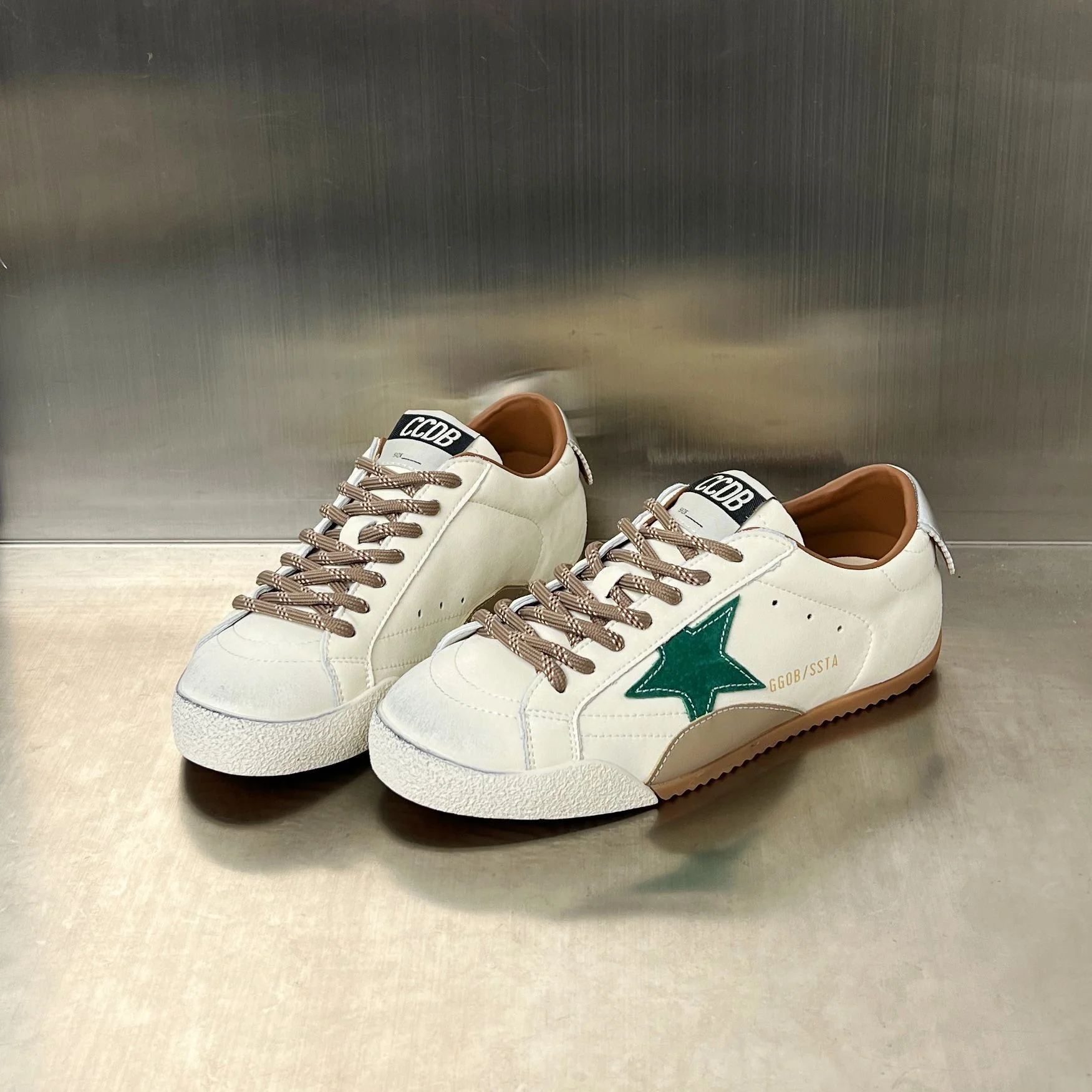 Damen Sneakers im sportlichen Design mit markantem Stern-Detail und ergonomischer Dämpfung Heidi Mode - Image 2