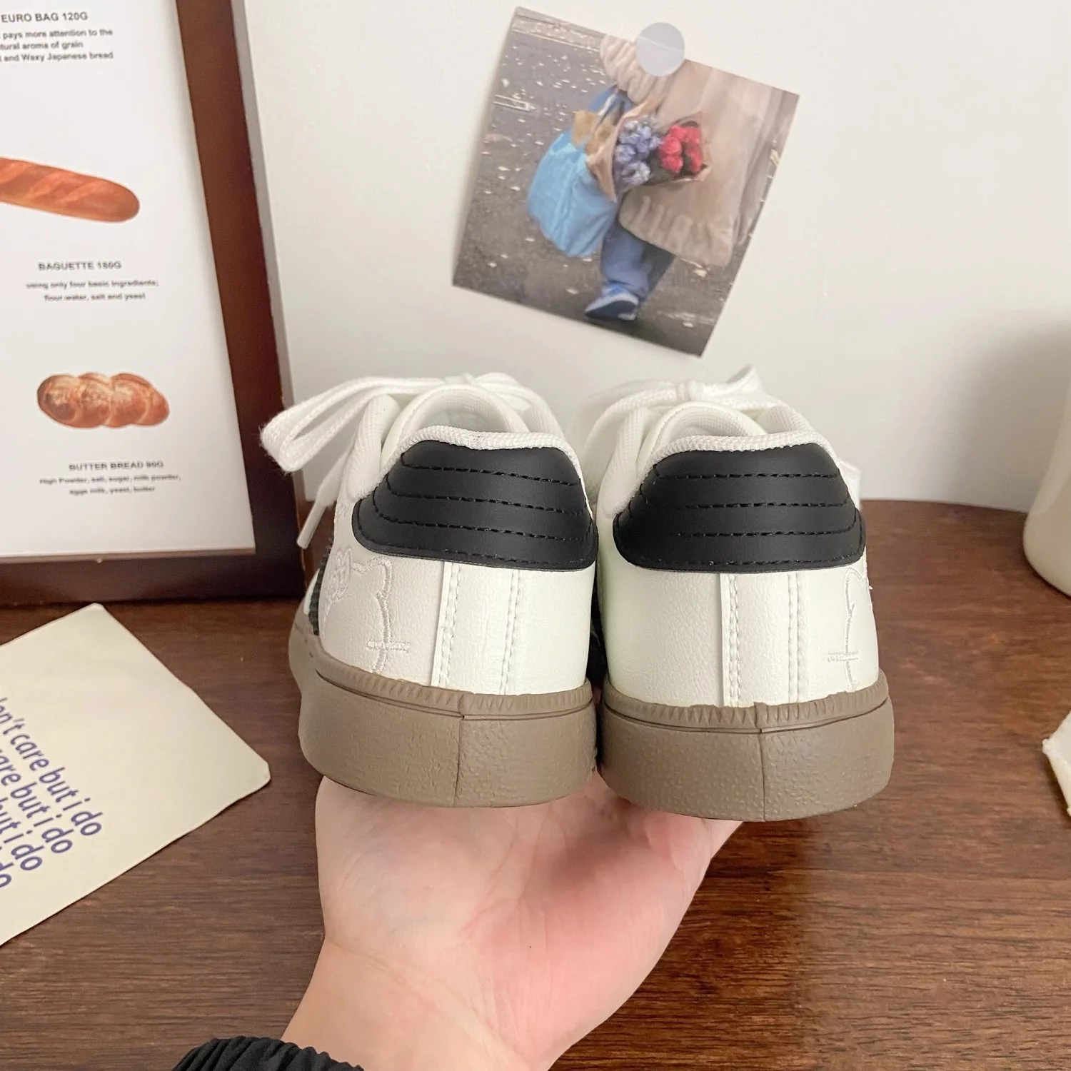 Damen Sneakers im verspielten Design mit Hello Kitty-Applikationen Heidi Mode - Image 3
