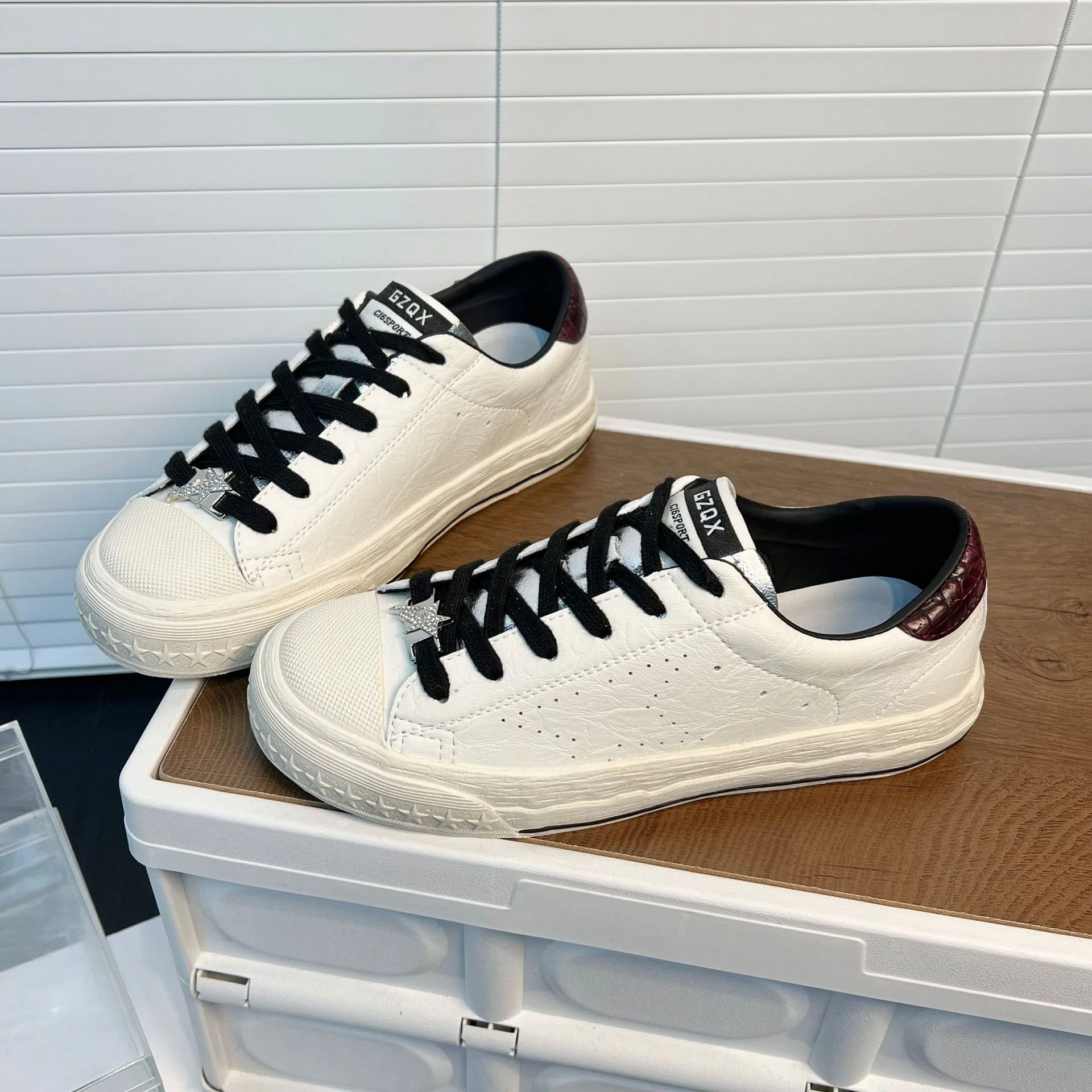 Damen Sneakers mit atmungsaktiver Lederoberfläche und rutschfester Gummisohle Heidi Mode - Image 2
