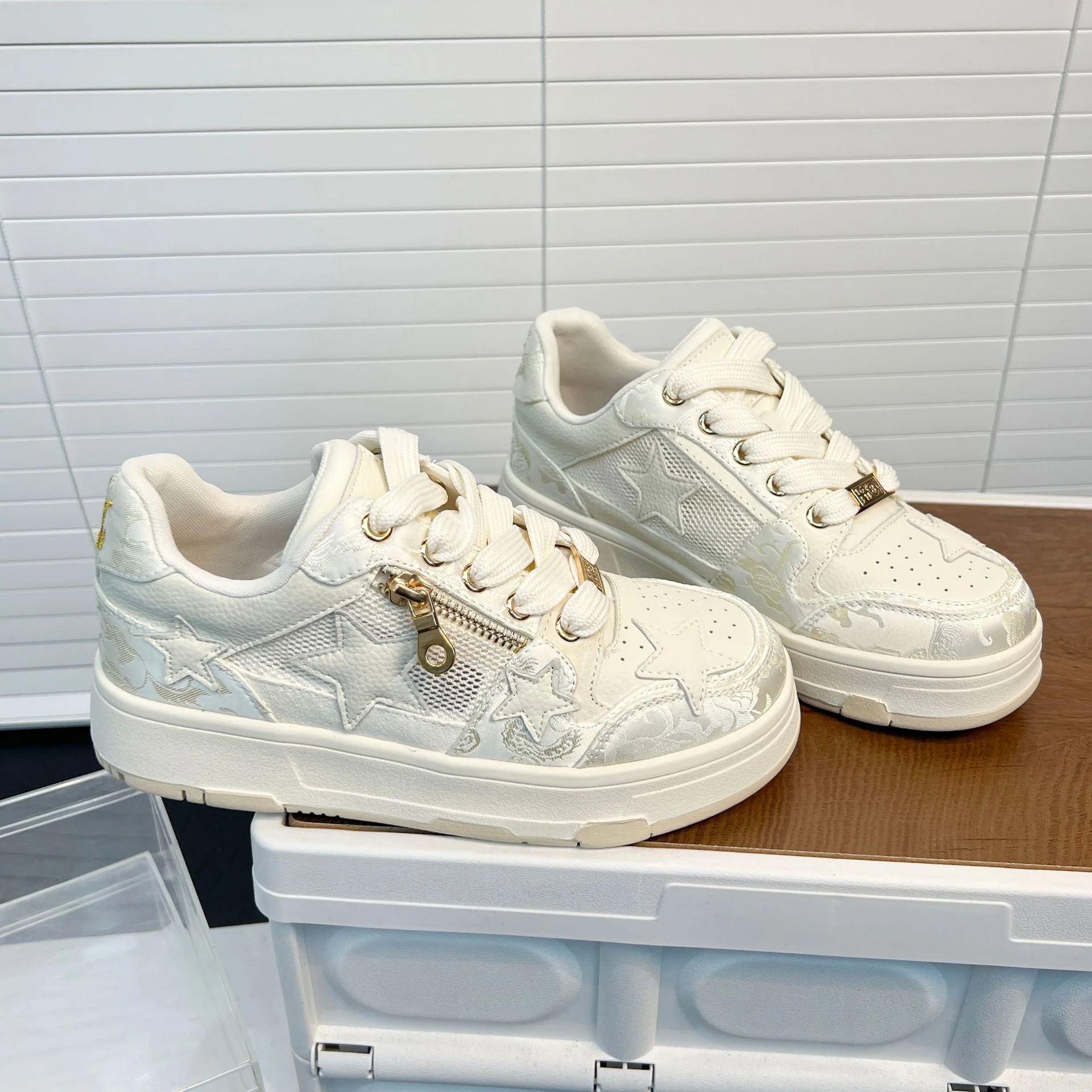 Damen Sneakers mit dekorativen Sternenapplikationen und stabiler Laufsohle Heidi Mode - Image 4