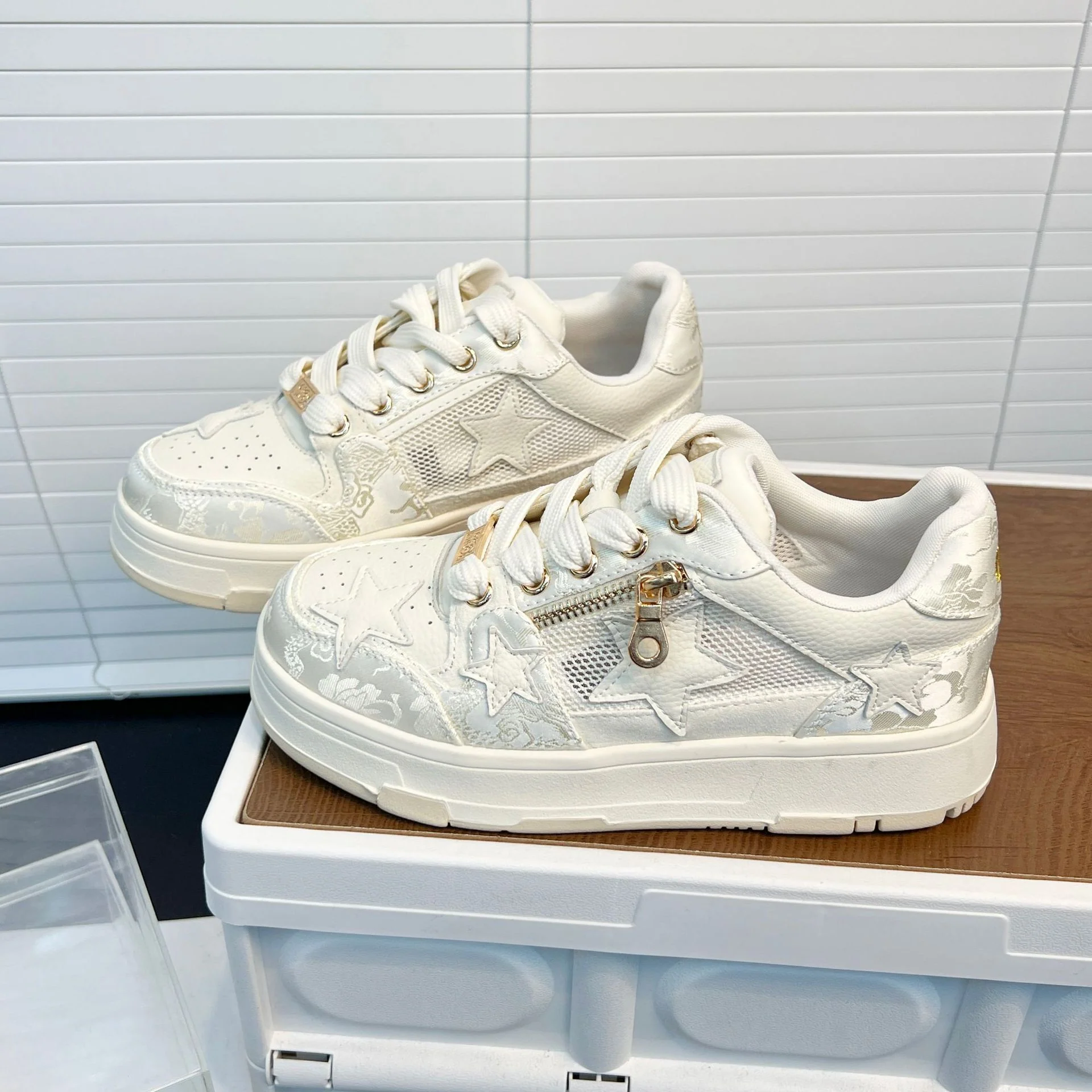 Damen Sneakers mit dekorativen Sternenapplikationen und stabiler Laufsohle Heidi Mode - Image 7