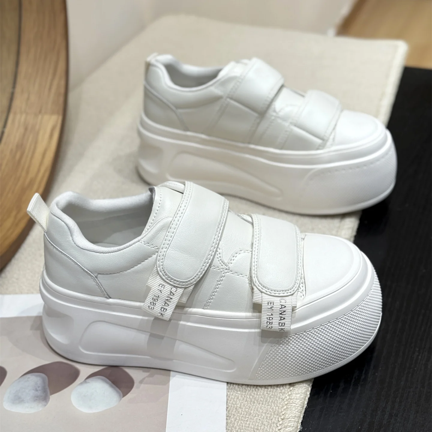 Damen Sneakers mit doppeltem Klettverschluss und hohen Plateau-Heel Heidi Mode - Image 2
