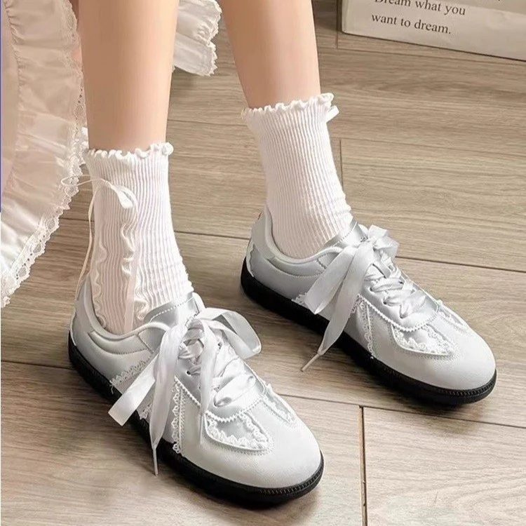 Damen Sneakers mit elegantem Satinband und feinen Häkelverzierungen Heidi Mode - Image 3