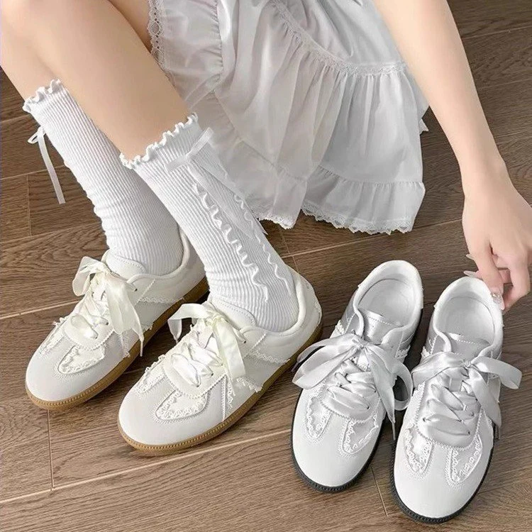 Damen Sneakers mit elegantem Satinband und feinen Häkelverzierungen Heidi Mode - Image 4