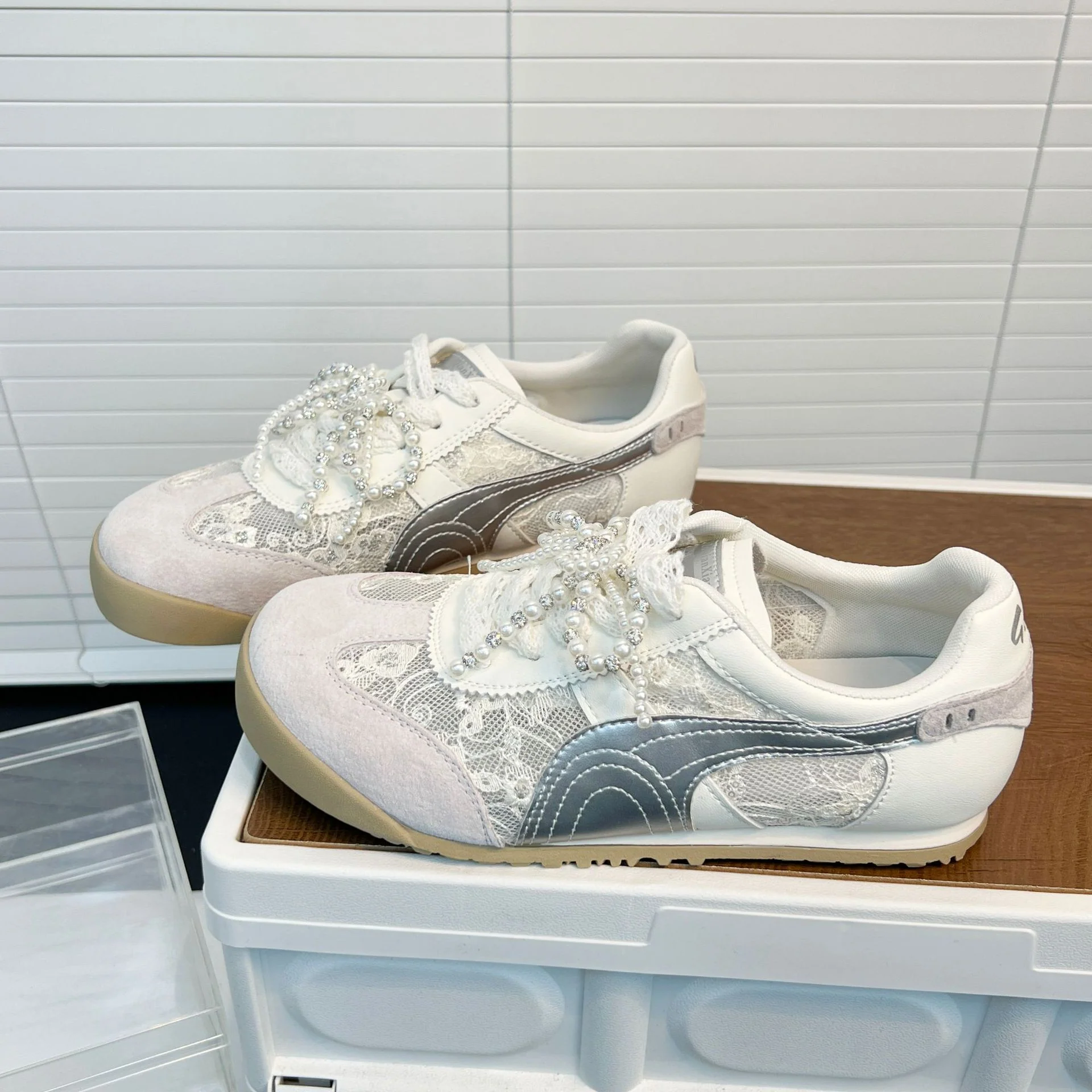 Damen Sneakers mit eleganten Spitzeneinsätzen und modischen Perlenverzierungen Heidi Mode - Image 2