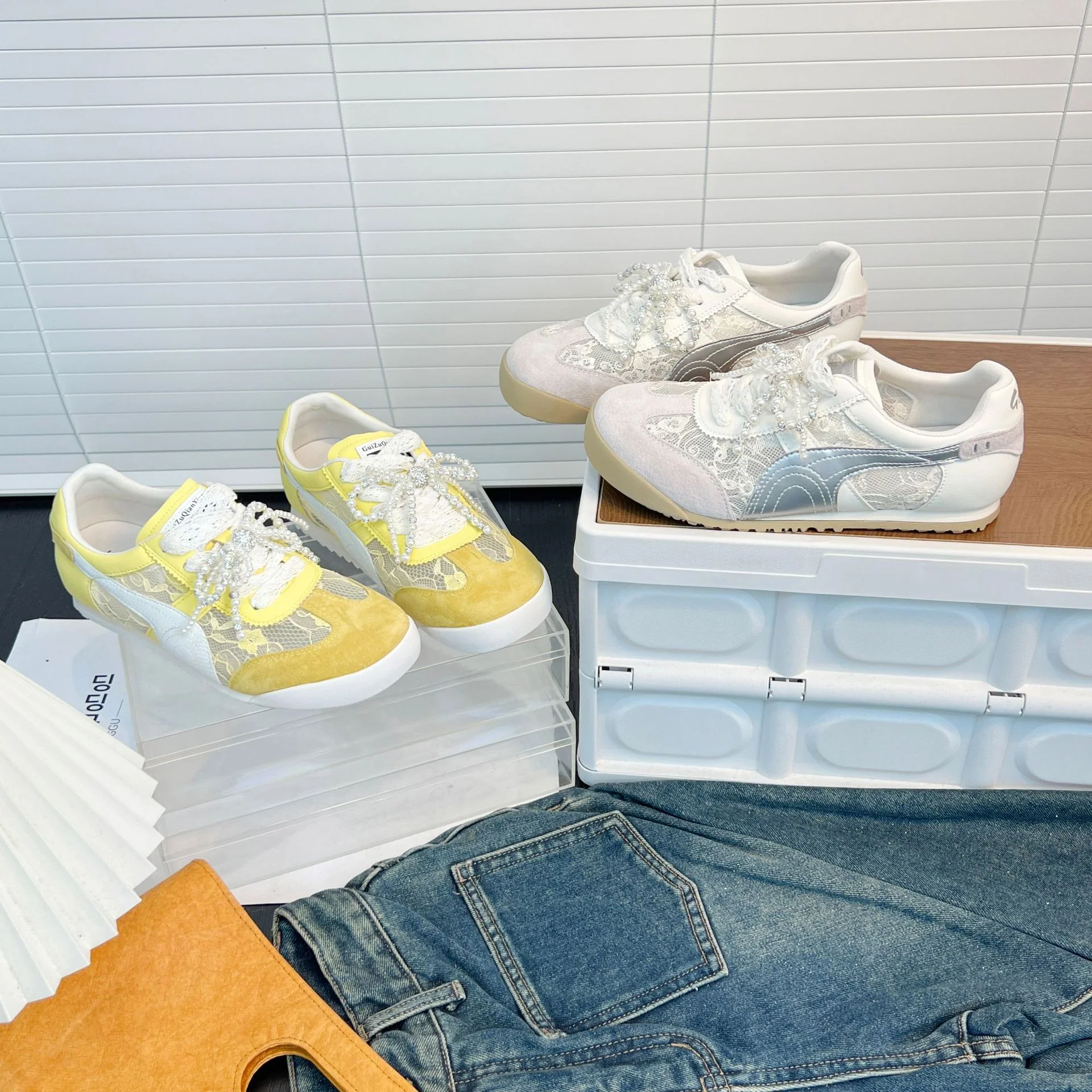 Damen Sneakers mit eleganten Spitzeneinsätzen und modischen Perlenverzierungen Heidi Mode - Image 3