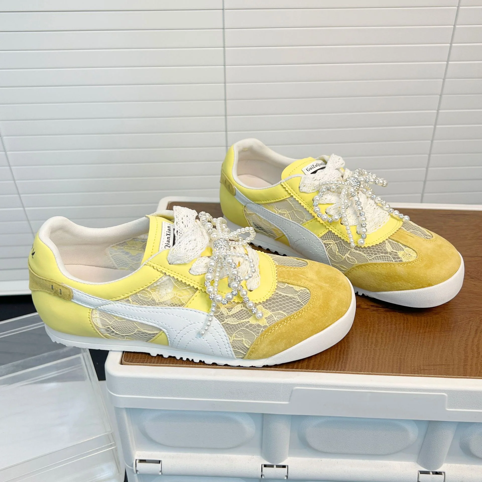 Damen Sneakers mit eleganten Spitzeneinsätzen und modischen Perlenverzierungen Heidi Mode - Image 4