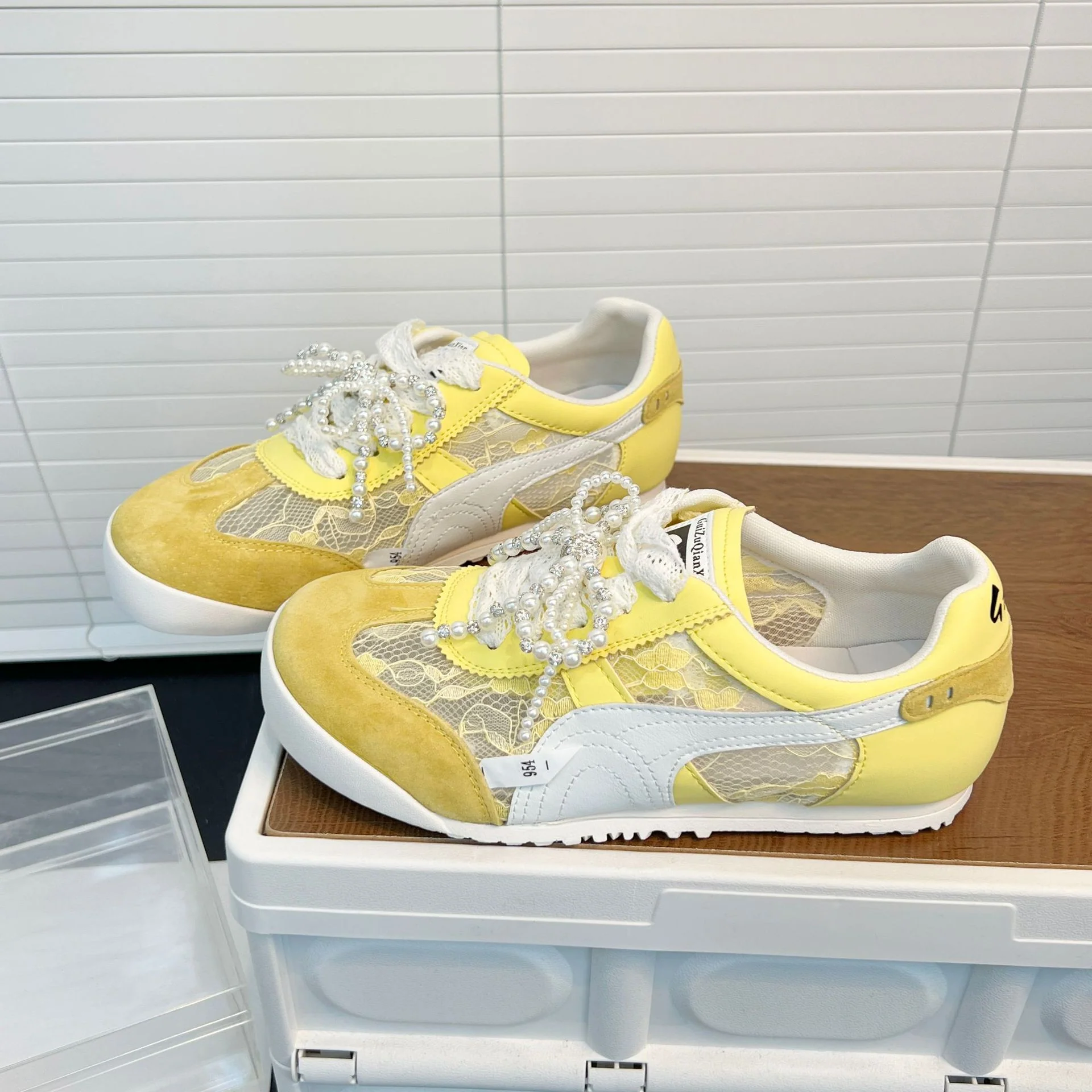 Damen Sneakers mit eleganten Spitzeneinsätzen und modischen Perlenverzierungen Heidi Mode - Image 7