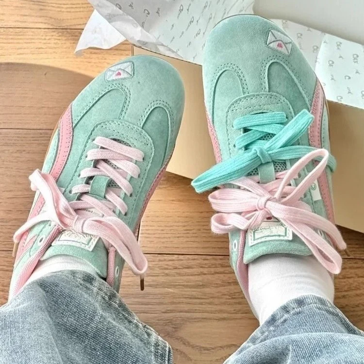 Damen Sneakers mit fröhlichem Apfelmotiv und textiler Oberflächenstruktur Heidi Mode - Image 3